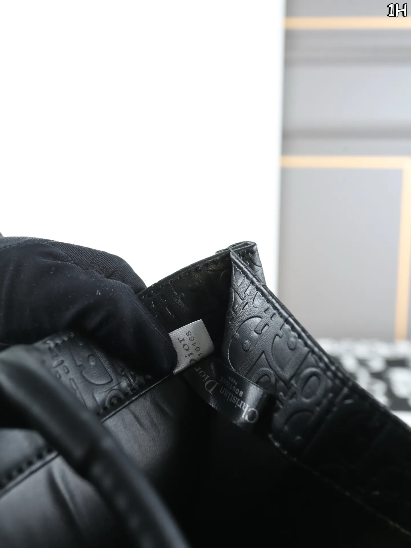 P150 DIOR迪奥 托特包➕围巾➕钱包 装书本装笔记本苹果电脑没压力 日常背也特别百搭 容量就更加无敌大 比经典款布织的面料还要特别，不易撞款 尺寸：41&times;31/20&times;11