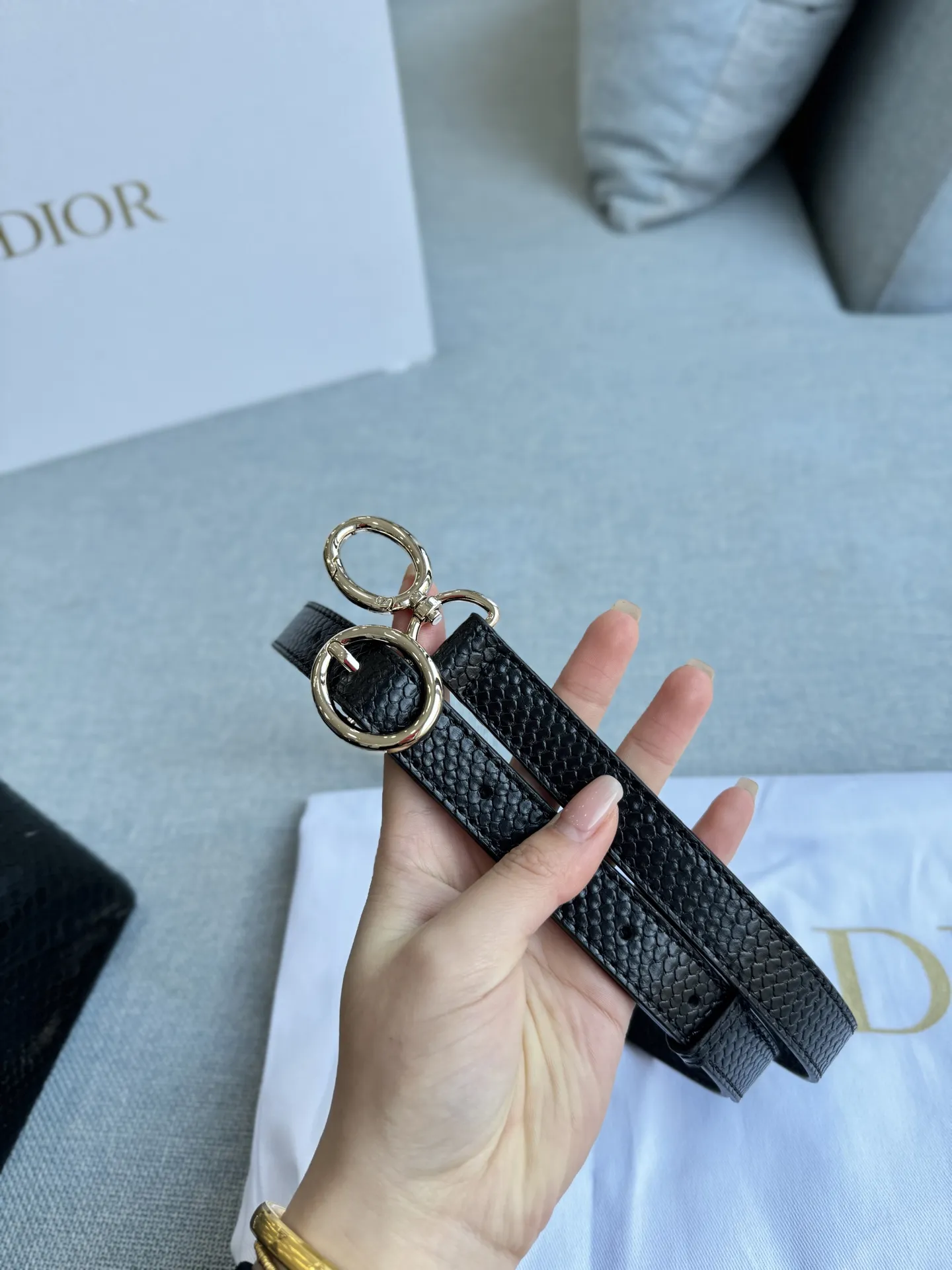 💰300 全套礼盒 size:28×22 DIOR迪奥 蛇纹 蝴蝶结手提包 单肩包 JWA设计焕然一新! 设计感满满的手提包 好喜欢这季的“克拉巴特”领结 采用皮,纹理清晰,质感满分+。 手提或斜挎都很OK,兼具实用与时尚感。