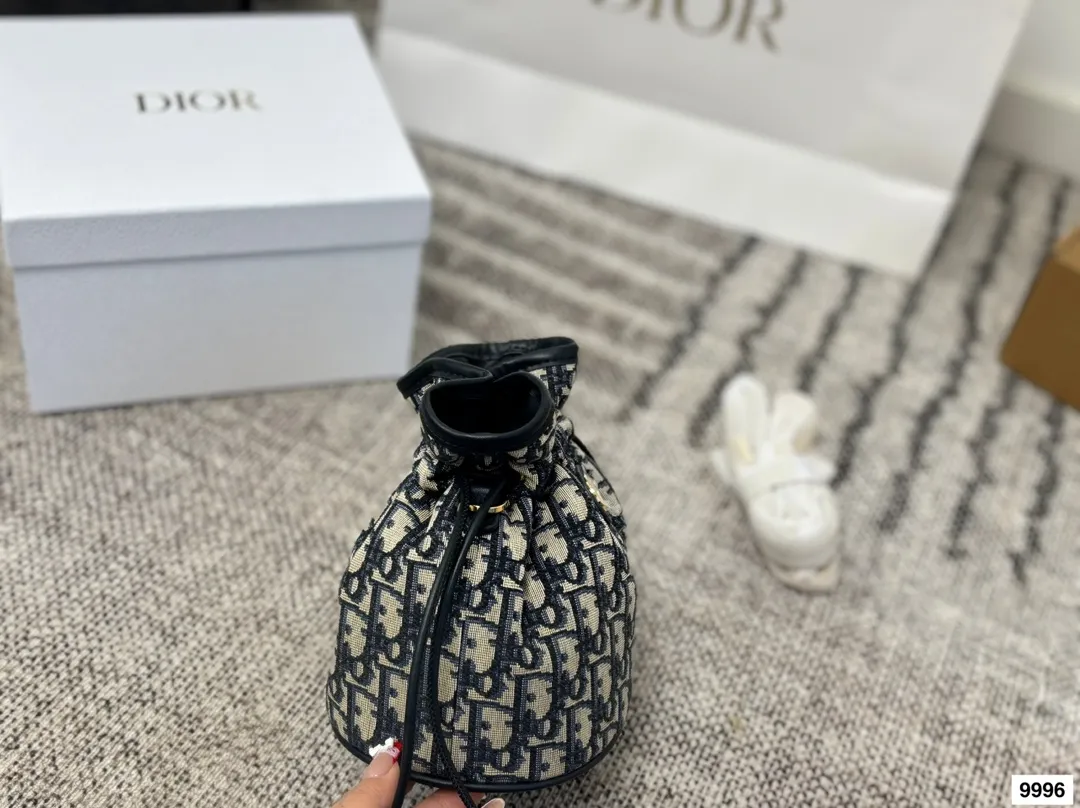 皮p255 布p235配盒 size：17*18cm 迪奥新款小水桶来啦~ 一见发财！ 小福袋的新背法!腋下真的绝了