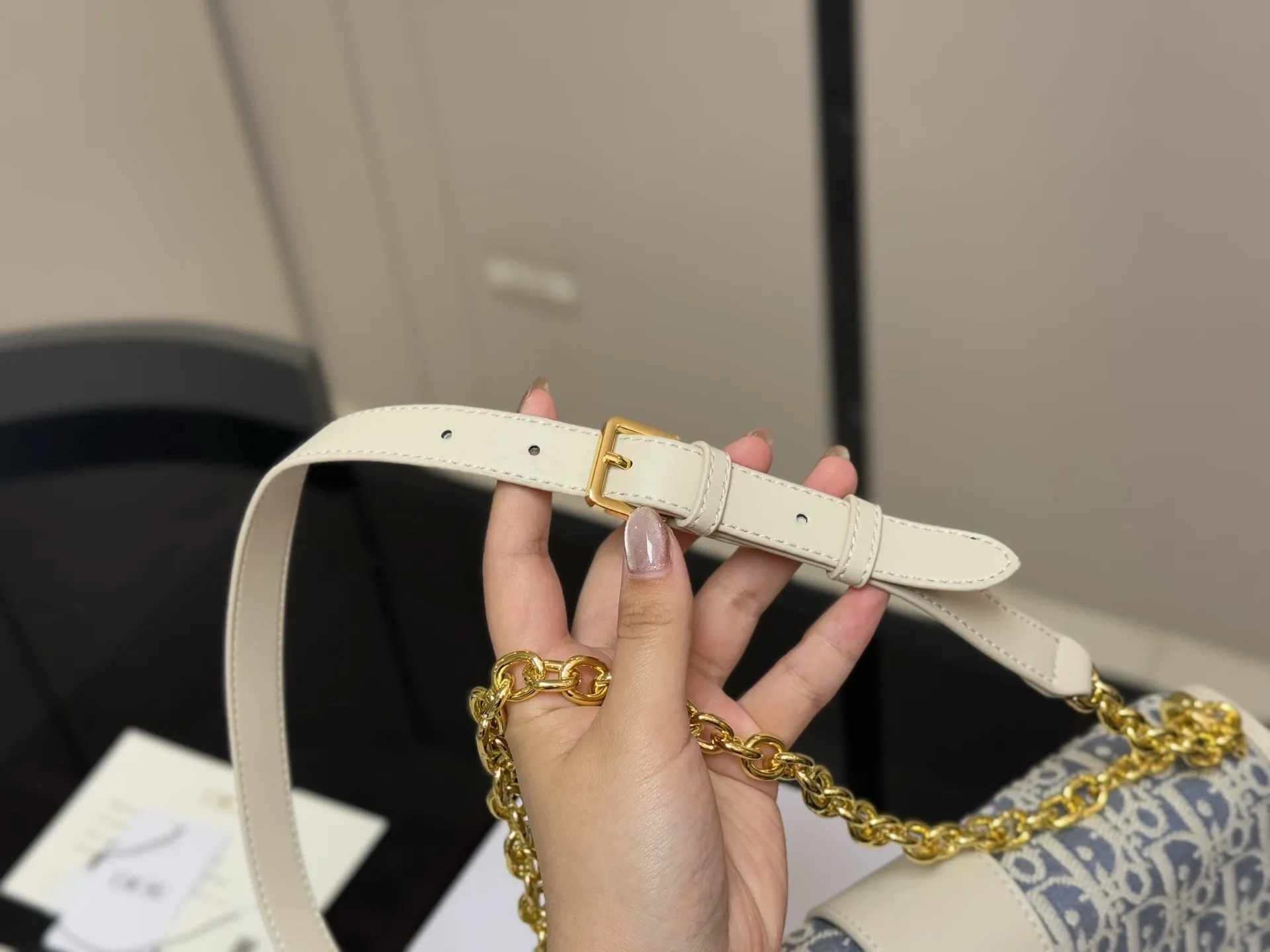 &yen;165 &yen;160 配折叠盒 size：24*20cm 21*15cm 迪奥 蒙田30 刚刚出的现货！ 老花也太好看啦！ 温柔很适合🈴️四季！