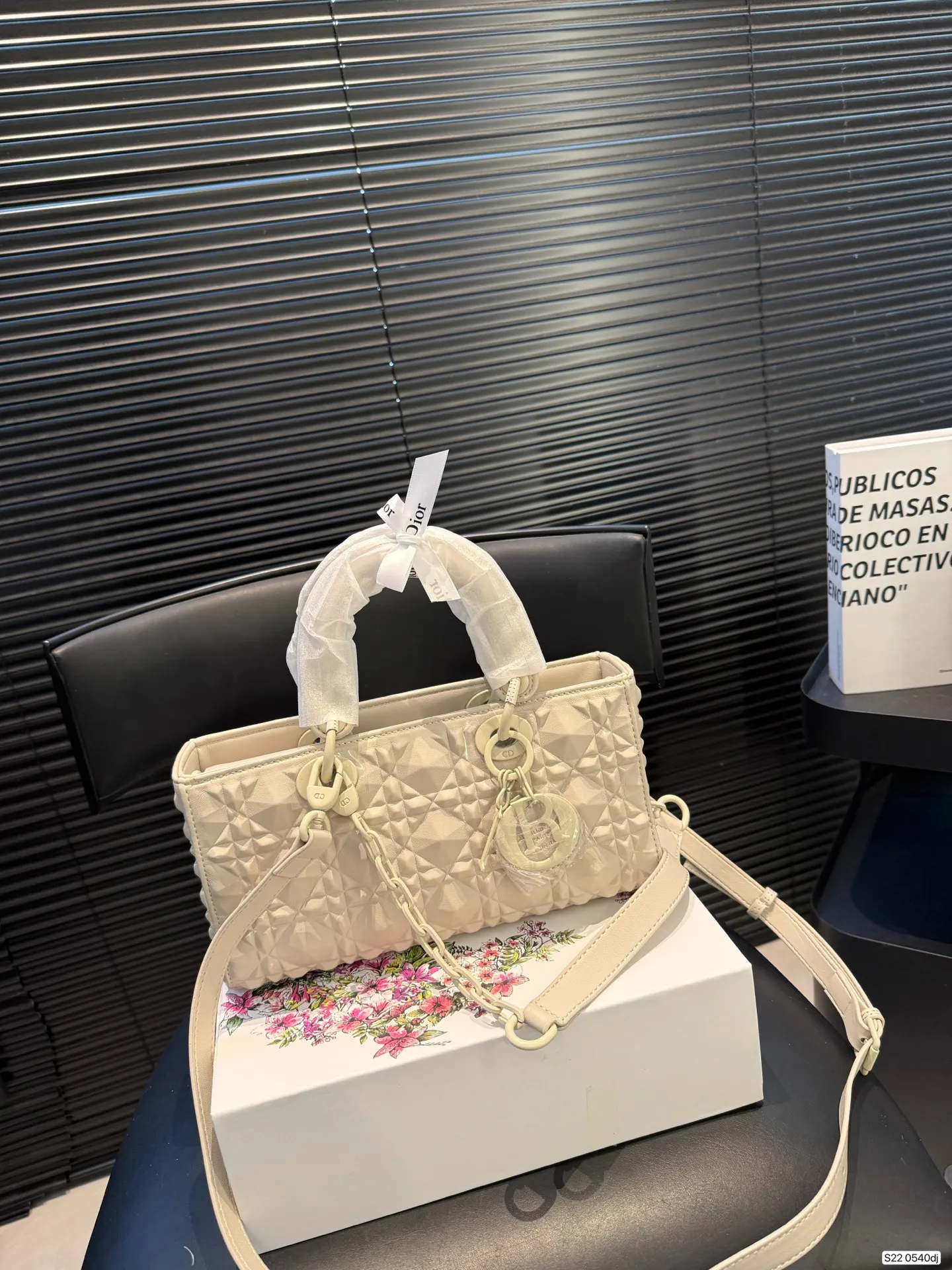 P160 配折叠盒子 迪奥横版戴妃包 sDior戴妃包太好看了吧! 优雅指数拉满 搭配简洁风格的衣服整个人气质就上来了 而且容量完全可以满足日常要求 日常聚会逛街都很方便~ 尺寸:26 14 货号 0540