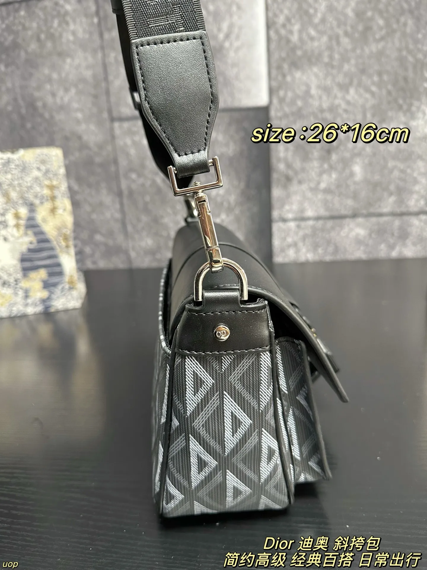 P165配盒 Dior 迪奥 斜挎包 这款 Dio*r Hit the Road 手袋搭配肩带,是本季新品,将现代风格与 Dio*r 的高订精神融为一体。采用黑色 CD Diamond 图案帆布和光滑牛皮革精心制作,翻盖搭配 Christian Dior 铝扣,宽敞的主隔层和正面双口袋设计,可轻松收纳各种日常用品。款式实用,搭配可调节、可拆卸的肩带,可为各式休闲装扮增添点睛之笔 尺寸:26*16cm