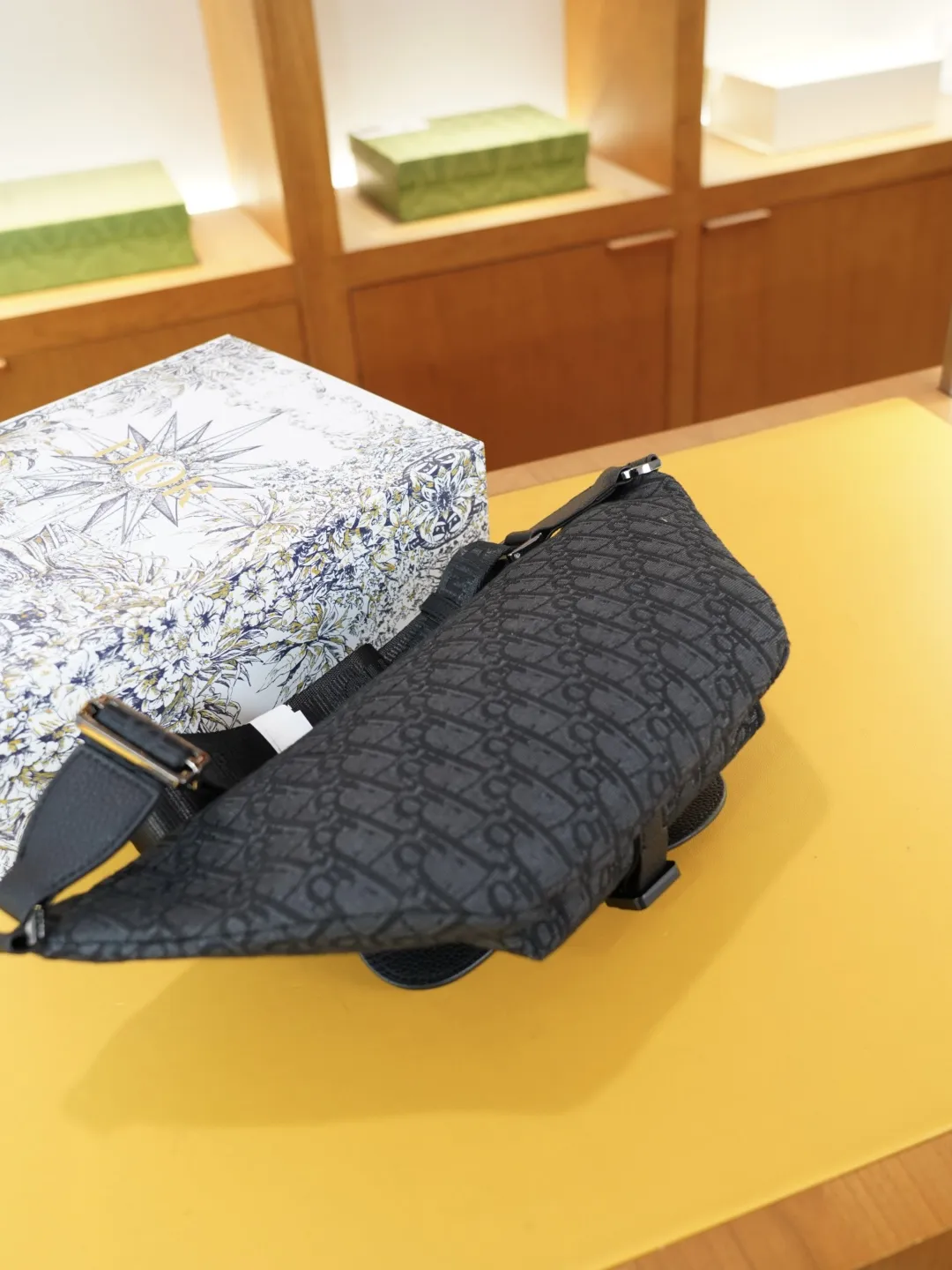 P130 🇫🇷 Dior 迪奥 官网同步 高版本 胸包 腰包 永恒不过时的标志性产品 纯原单布料 配牛皮 顶级五金制作 非市面普通版本 贸易公司订单货 全部实拍 实用性非常高 完全不用担心穿搭 配全套包装折叠盒 【规格：38x16x4】