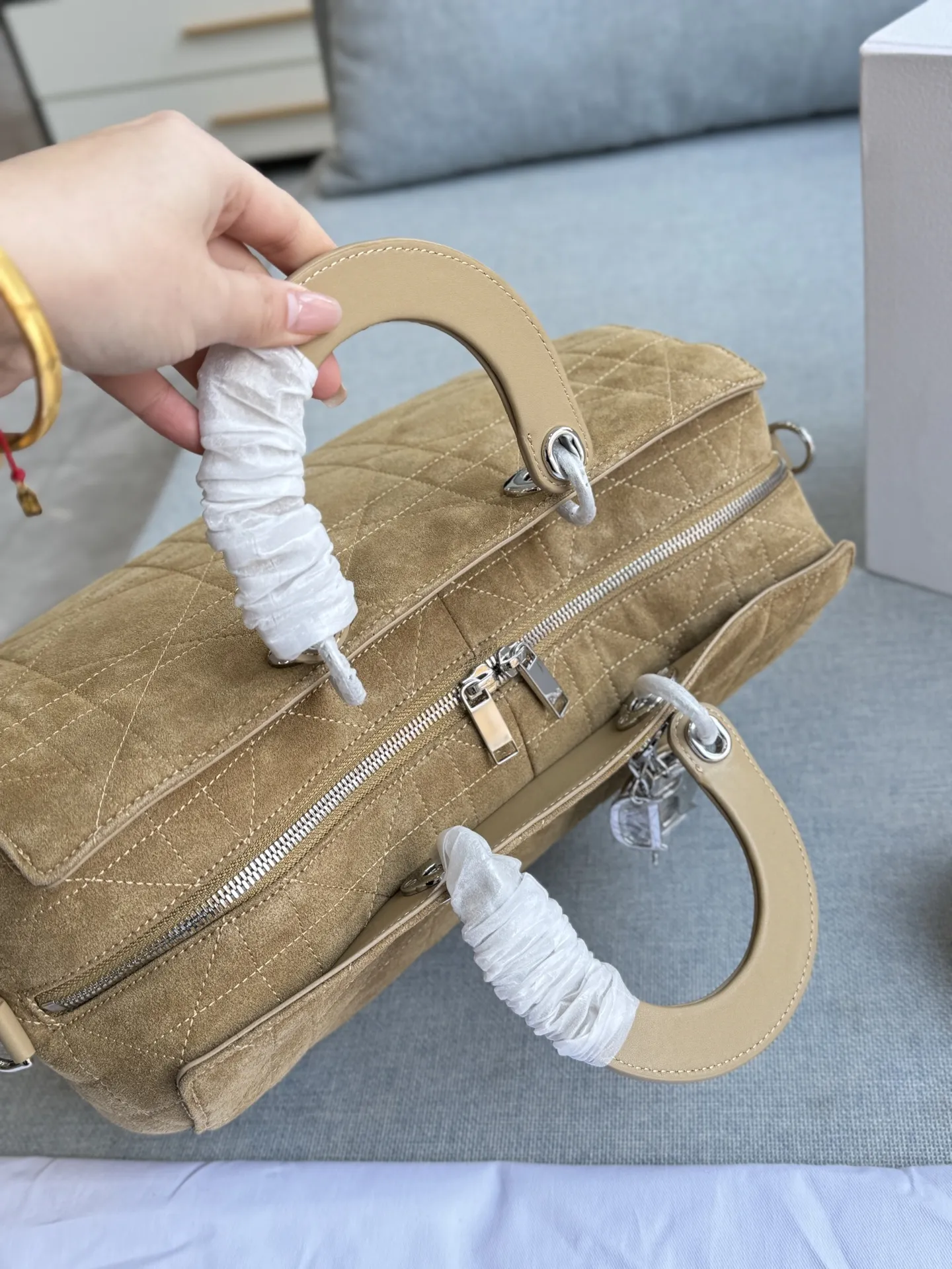 💰315 折叠盒 size：33&times;22 DIOR迪奥 麂皮 藤格纹 枕头包 单肩包 斜挎包 26新款将时尚重新演绎~ 在摩登与复古之间肆意游走~ 麂皮永远是质感的代名词~ 每一处纹理都是天然的艺术！ 层次丰富~起伏的绒面下面，也藏着无数细腻的故事 既优雅又时尚~时尚快人一步