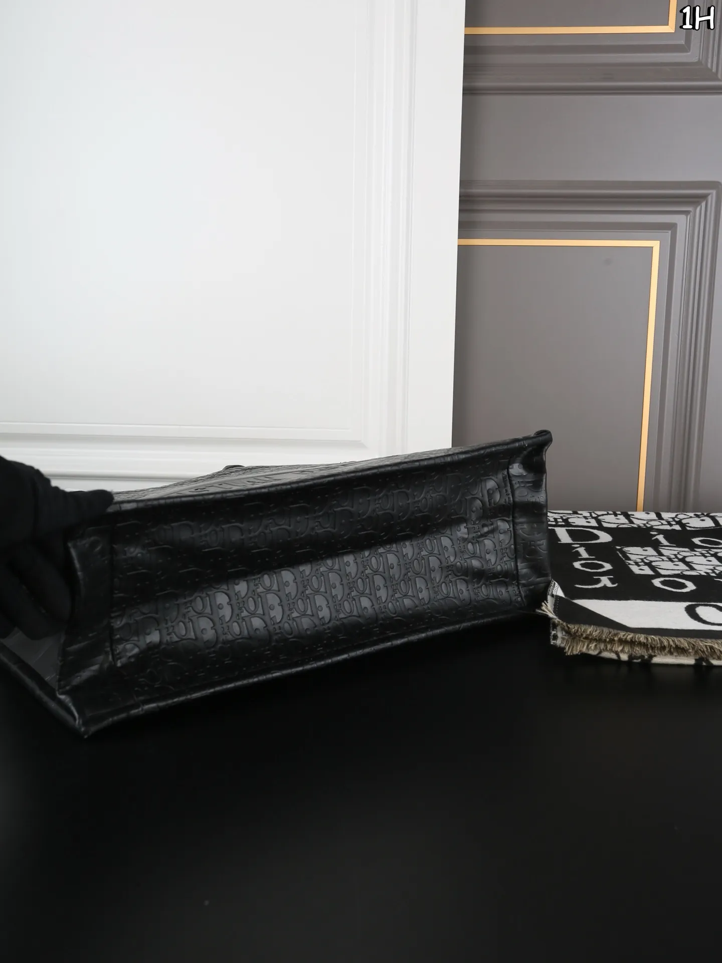 P150 DIOR迪奥 托特包➕围巾➕钱包 装书本装笔记本苹果电脑没压力 日常背也特别百搭 容量就更加无敌大 比经典款布织的面料还要特别,不易撞款 尺寸:41×31/20×11