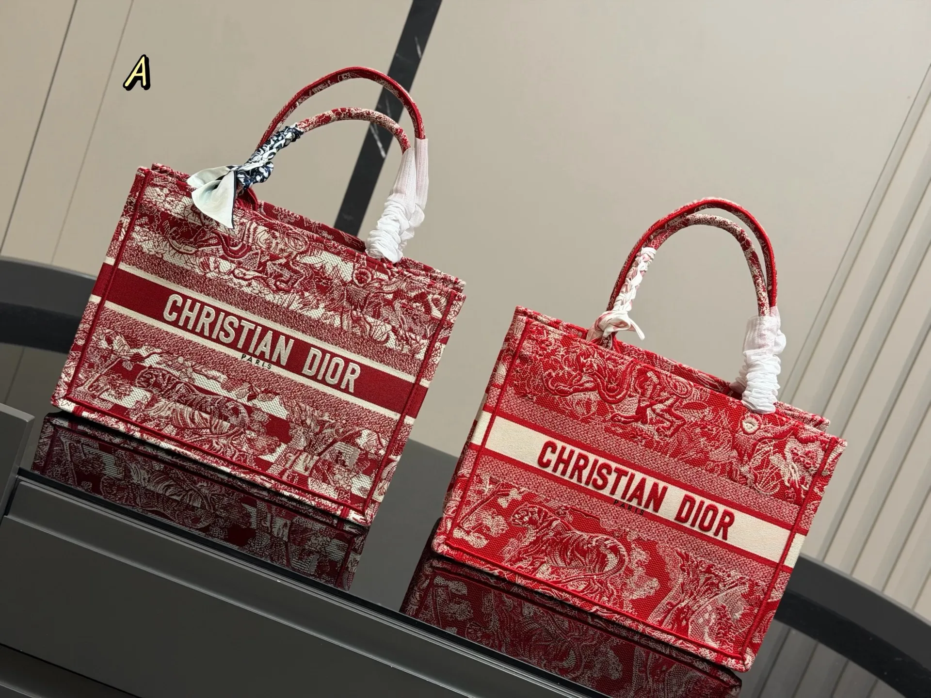 &yen;180 配盒丝巾 Dior 原版布提花 Dior book tote今年最喜欢的一款购物袋 tote我用的次数最多的包 迪奥因为容量超级大 不管什么东西都向里面放 当然凹造型也是必须有 尺寸:中号36cm