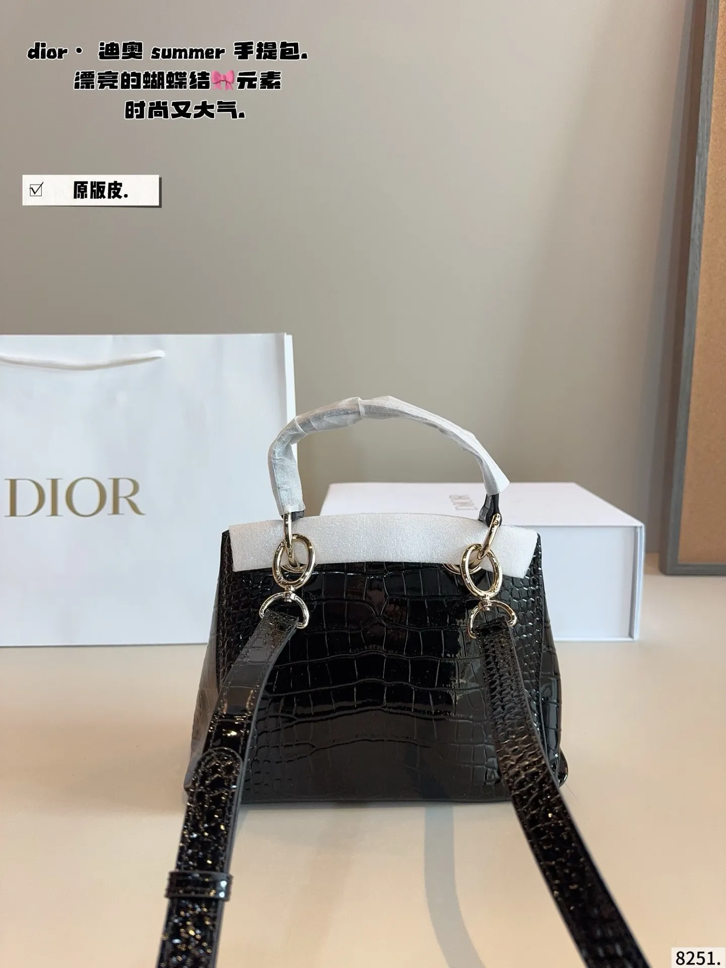 p275配礼盒🎁. Dior summer 26秀场直击📸 秀场直击新款包包👛 漂亮的蝴蝶结🎀元素 Anderson 的迪奥首秀赢了 容量非常可，日常通勤都没问题 可咸可甜 质感满分 工艺非常讲究 细节立体感拉满尺寸：25*10*18cm