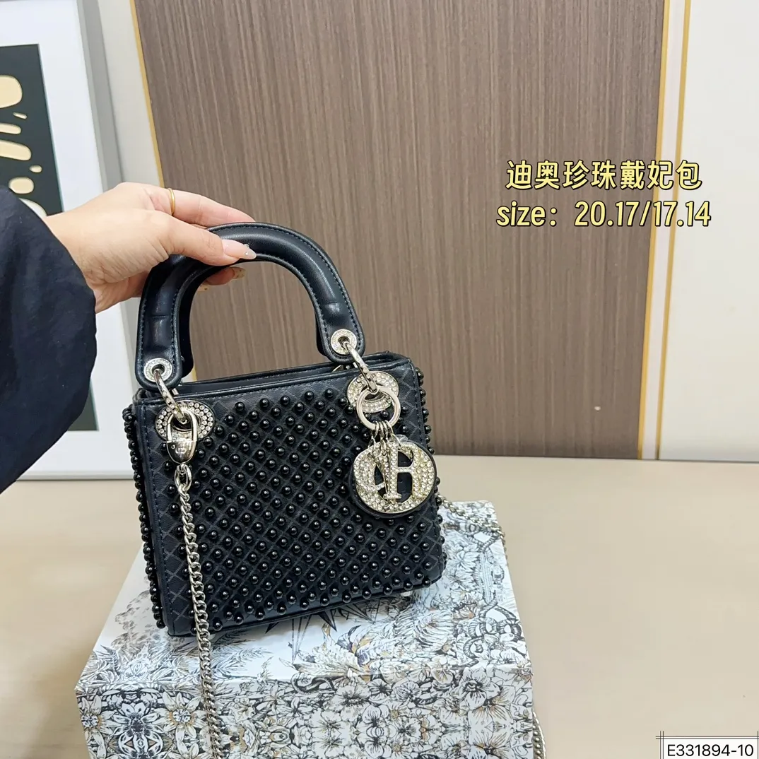 大号💰210 配折叠盒⚠️尺寸20.17 小号💰200 配折叠盒⚠️尺寸17.14 迪奥 珍珠戴妃包 DIOR 这款包不仅优雅，还加入了铆钉设计，瞬间变得个性十足，真是不得了！ 艺术感满满！打破娇贵形象的设计，甜美又酷炫，简直绝了！