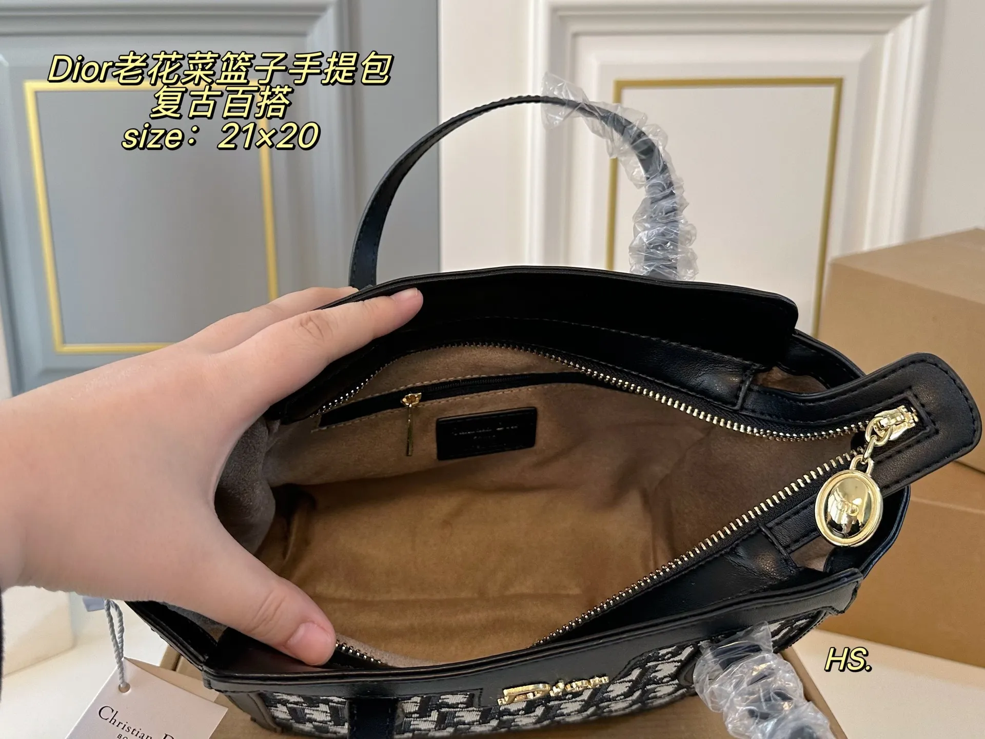 P115(无盒) size:21×20 DIOR迪奥新款老花菜篮子手提包❤️ 全面包身布满精致刺绣~ 立体的全刺绣具有纹理感~ 浮雕效果细腻美观,辨识度高! 复古风满满,精致又耐看❗️