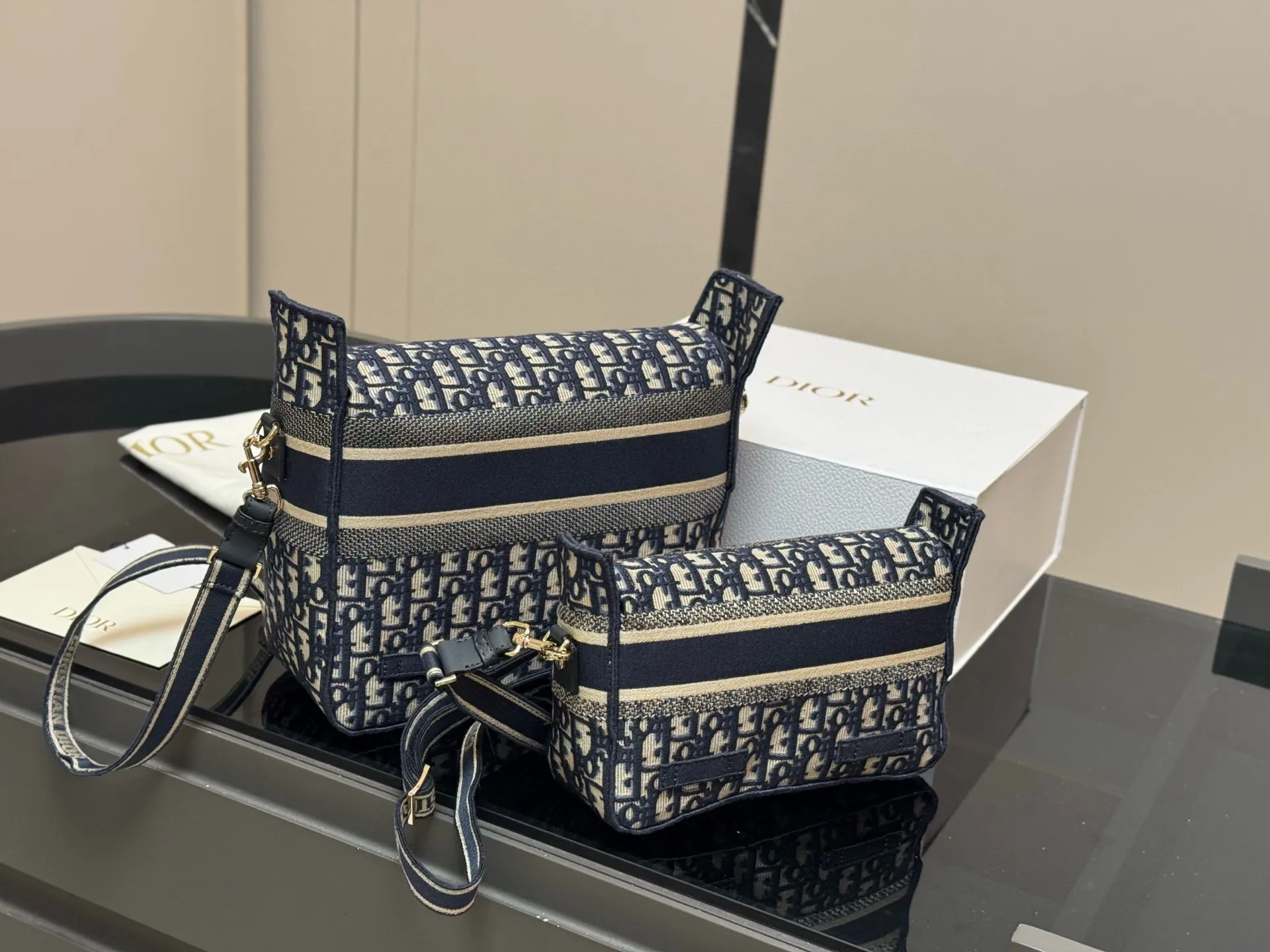 ¥235 ¥275 配盒(升级版) size:23*16cm(小) 29*27cm(大) 迪奥 camp小号邮差 真的太好看了! 自重很轻!超级好看! 男女均🉑️! 搜索🔍Dior(迪奥)邮差包