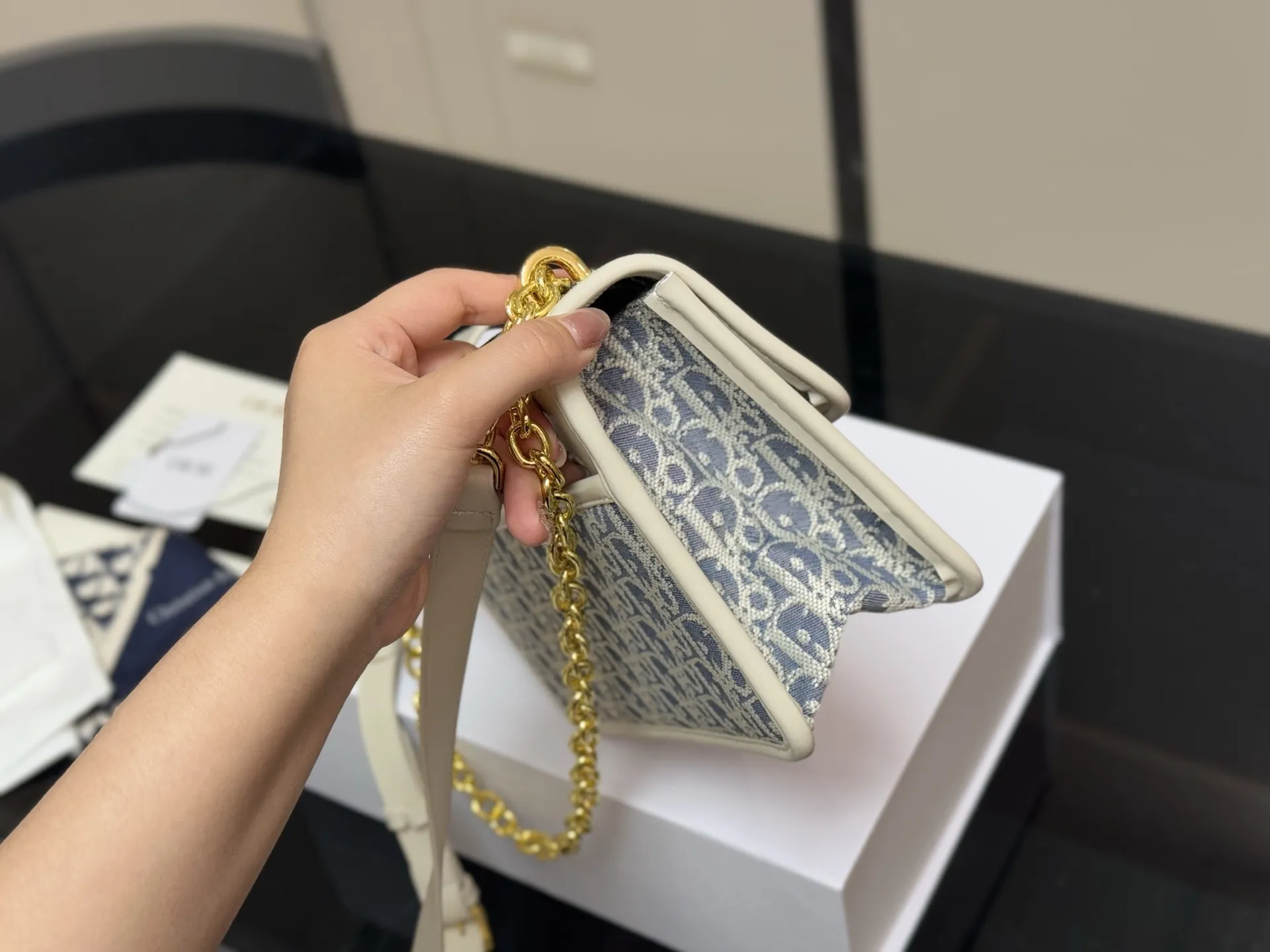 ¥165 ¥160 配折叠盒 size:24*20cm 21*15cm 迪奥 蒙田30 刚刚出的现货! 老花也太好看啦! 温柔很适合🈴️四季!