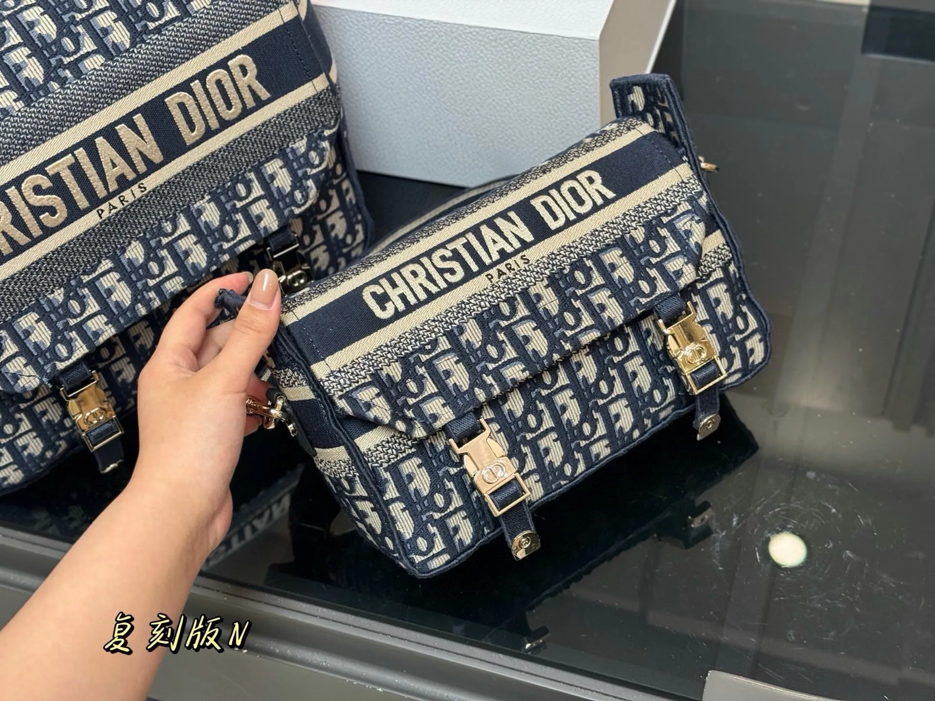 ¥235 ¥275 配盒(升级版) size:23*16cm(小) 29*27cm(大) 迪奥 camp小号邮差 真的太好看了! 自重很轻!超级好看! 男女均🉑️! 搜索🔍Dior(迪奥)邮差包