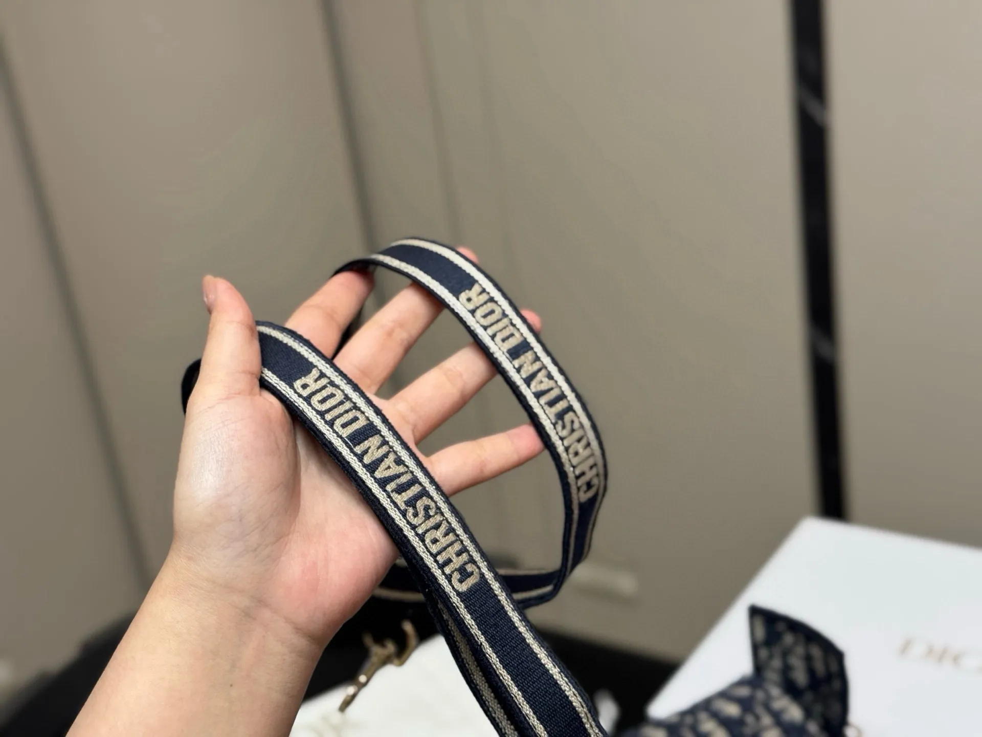 &yen;235 &yen;275 配盒（升级版） size：23*16cm（小） 29*27cm（大） 迪奥 camp小号邮差 真的太好看了！ 自重很轻！超级好看！ 男女均🉑️！ 搜索🔍Dior（迪奥）邮差包