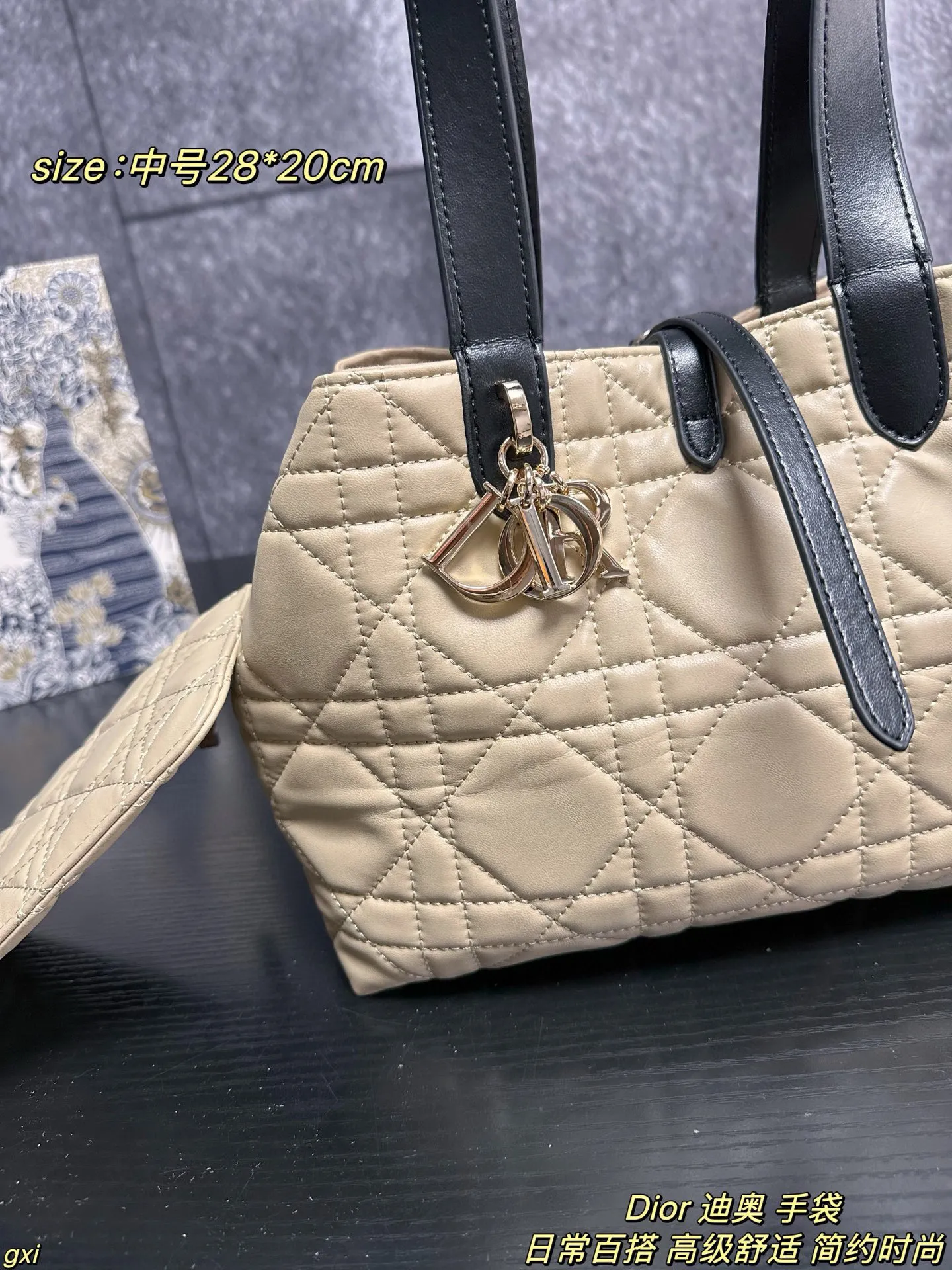 大号P170 中号P160 小号P150 Dior 迪奥 手袋 这款Dior Toujours 手袋发布秀精彩亮相,休闲实用的设计别具一格.采用白色牛皮革精心制作,饰以超大藤格纹缉面线,宽敞的内部隔层搭配小袋,可整齐收纳各种日常用品,另有CD Lock 字母D旋钮式开合,可调节两侧,提升格调.皮革手柄带有可调节细节细节,可轻松手提. CD Lock和系带开合 DIOR吊饰 可拆卸内部小袋 可调节皮革手柄 大号尺寸：37*27cm 中号尺寸：28*20cm 小号尺寸：23*15cm