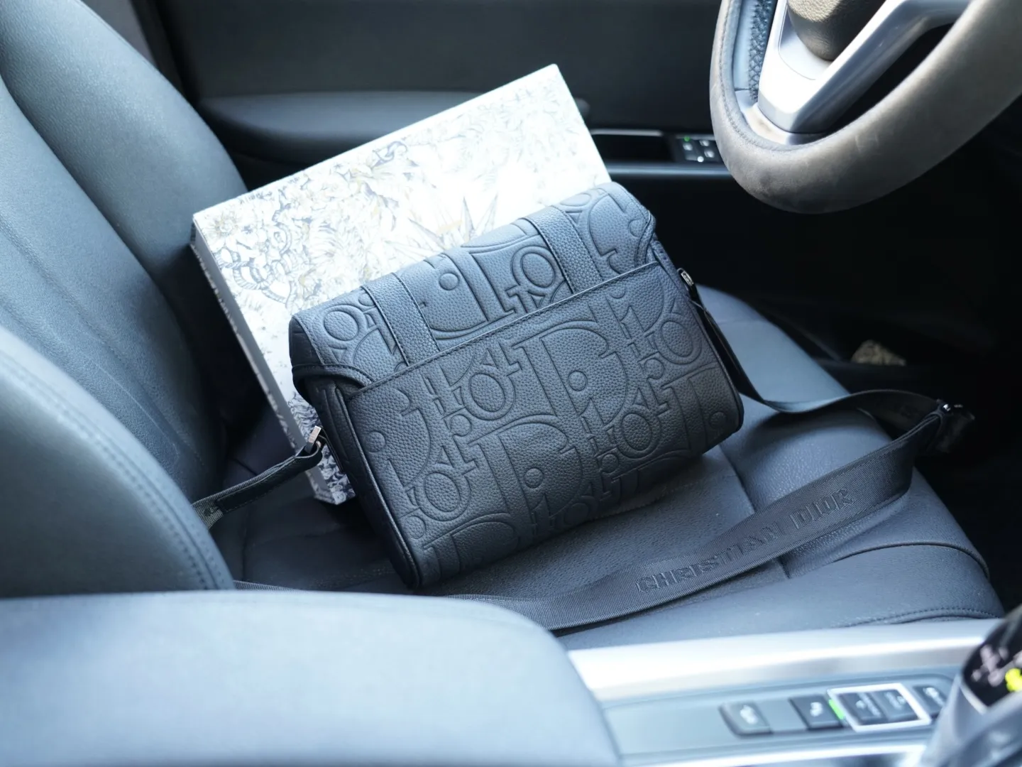 P160 🇫🇷 Dior 迪奥 官网同步 高版本 斜挎单肩背包 永恒不过时的标志性产品 纯原单牛皮 顶级五金制作 非市面普通版本 贸易公司订单货 全部实拍 实用性非常高 完全不用担心穿搭 配全套包装折叠盒【规格:25x19x8】