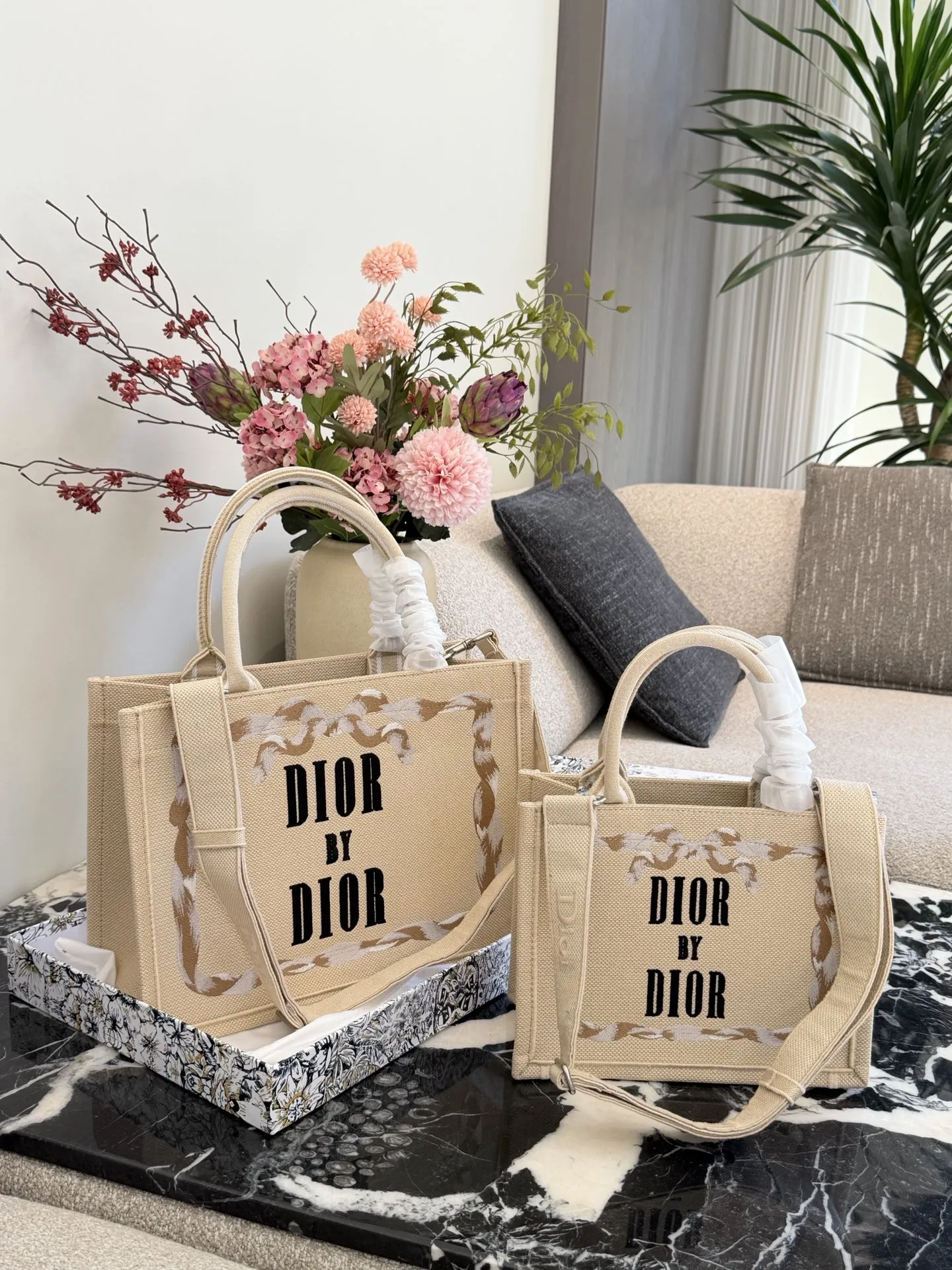 p200p235 顶级原单 从经典Book Tote的新面貌,到带有复古质感的斜挎包、手拿包,每一款都融合了迪奥的高雅基因与Jonathan Anderson独有的创意视角。 在保留品牌标志性廓形的基础上,注入更轻盈、更具功能性的细节设计。小型手袋则以层次感织物与全新迪奥LOGO提升辨识度,展现刚柔并济的现代风格。 25cm36cm配盒子