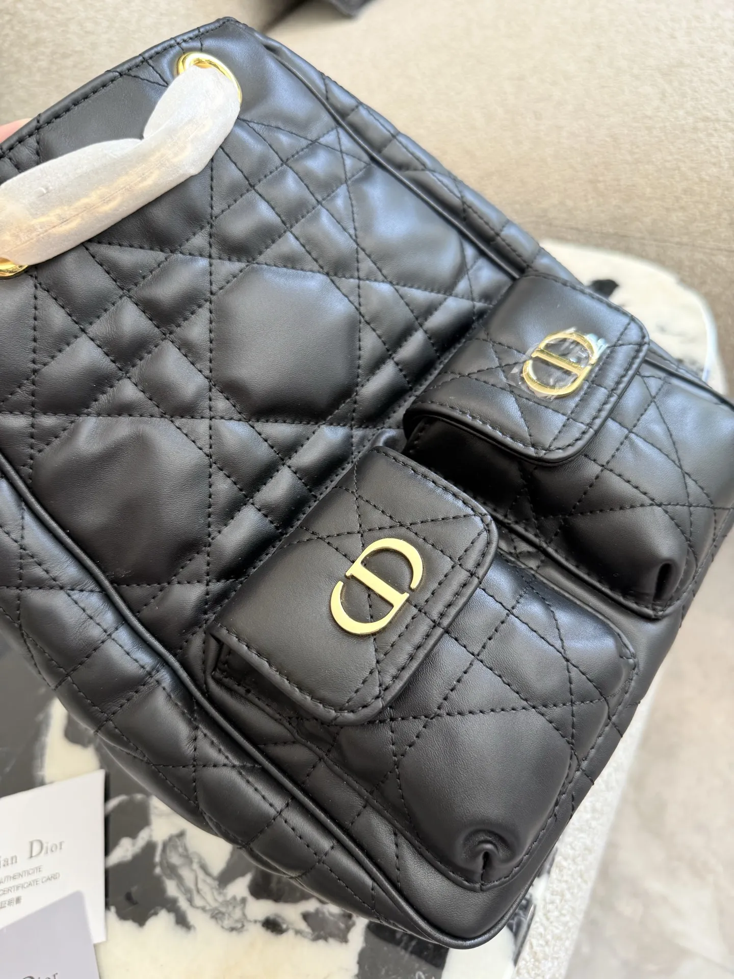 p305 原版牛皮 Dior 这两季的全新包型,从单肩包到双肩包 分别来自 25秋冬、26早春系列 的四款手袋,单肩包、双肩包都挺百搭实用。 只是 Voyage 有点幻视 Givenchy,D-Dream 有点形似香的 25。