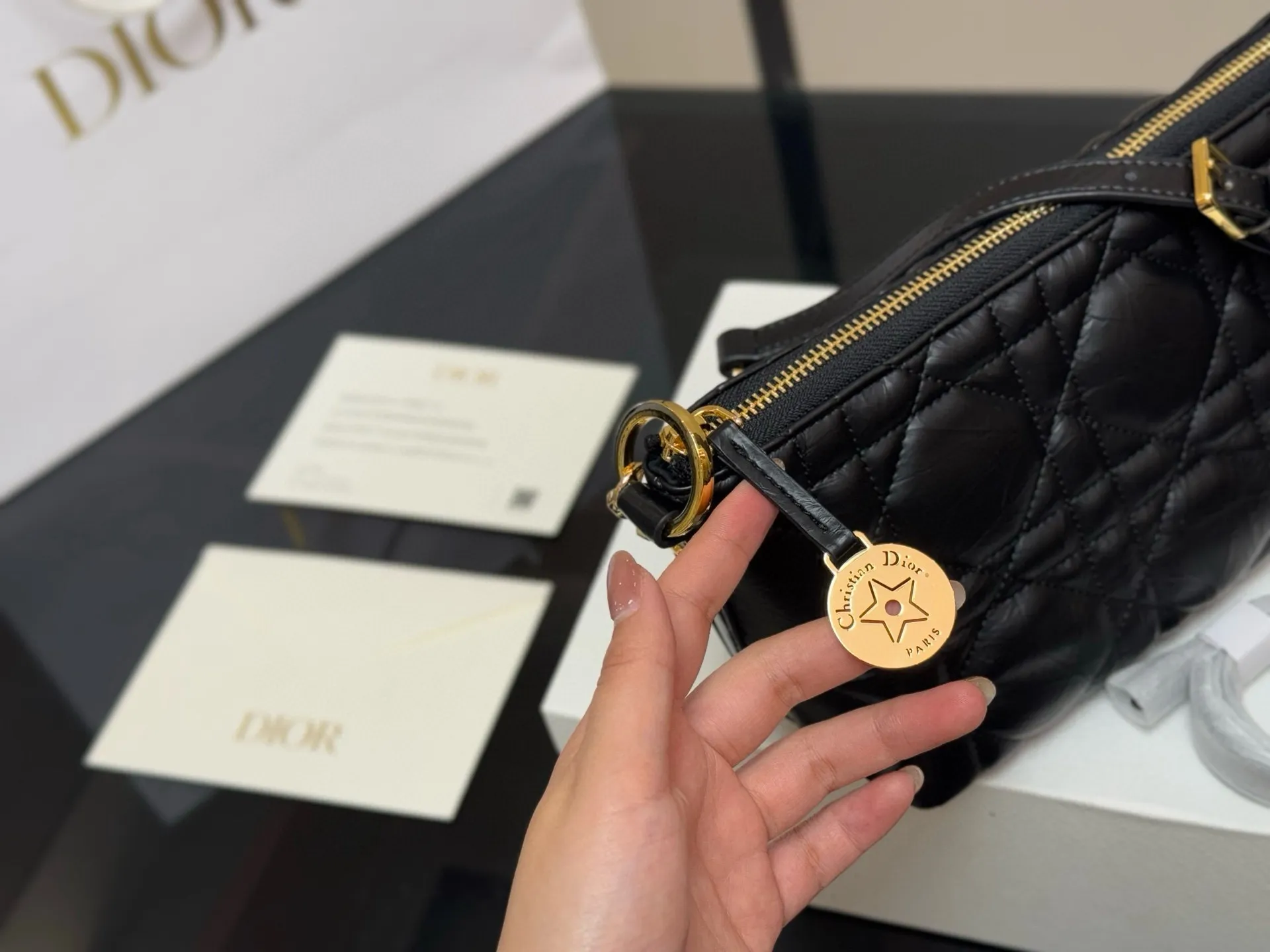 ¥215 配折叠盒 迪奥DIOR 便当包 ✅迪奥顶级原单 经典又高级 尺寸:22.14cm 很有质感 可盐可甜 上身绝美 无可比拟 是每个追求漂亮的女孩必入单品