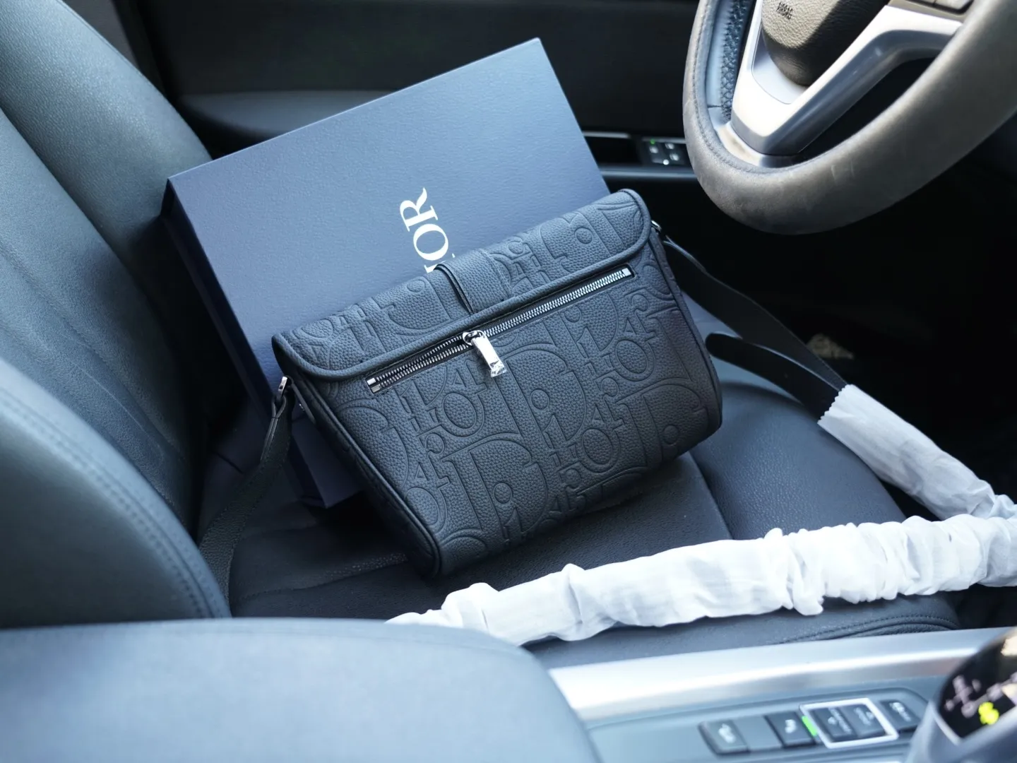 P230🇫🇷 Dior 迪奥 官网同步 高版本 斜挎单肩背包 永恒不过时的标志性产品 纯原单牛皮 顶级五金制作 非市面普通版本 今年最爱的款式 全部实拍 实用性非常高 完全不用担心穿搭 配全套包装折叠盒 【规格：25x20x8】