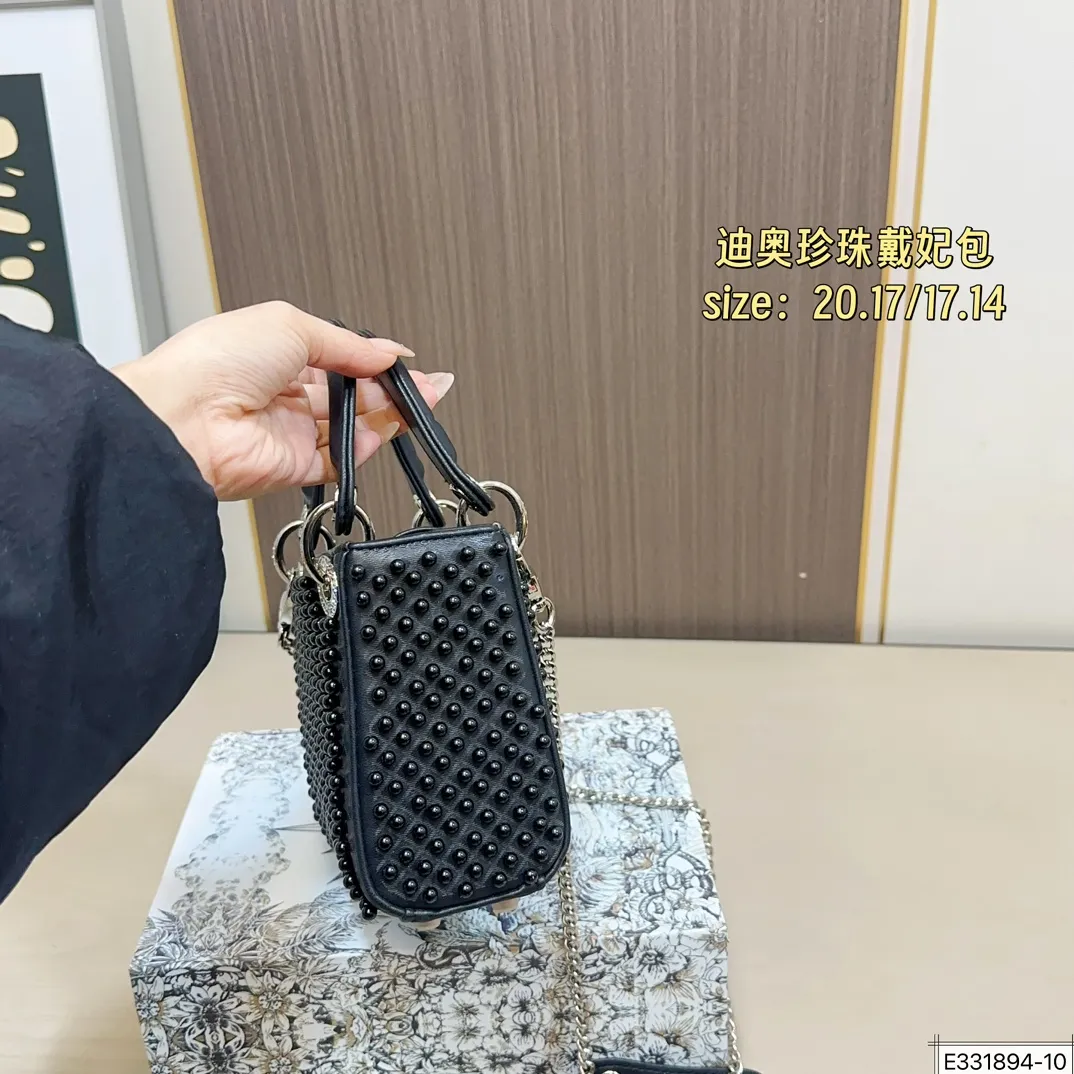 大号💰210 配折叠盒⚠️尺寸20.17 小号💰200 配折叠盒⚠️尺寸17.14 迪奥 珍珠戴妃包 DIOR 这款包不仅优雅,还加入了铆钉设计,瞬间变得个性十足,真是不得了! 艺术感满满!打破娇贵形象的设计,甜美又酷炫,简直绝了!