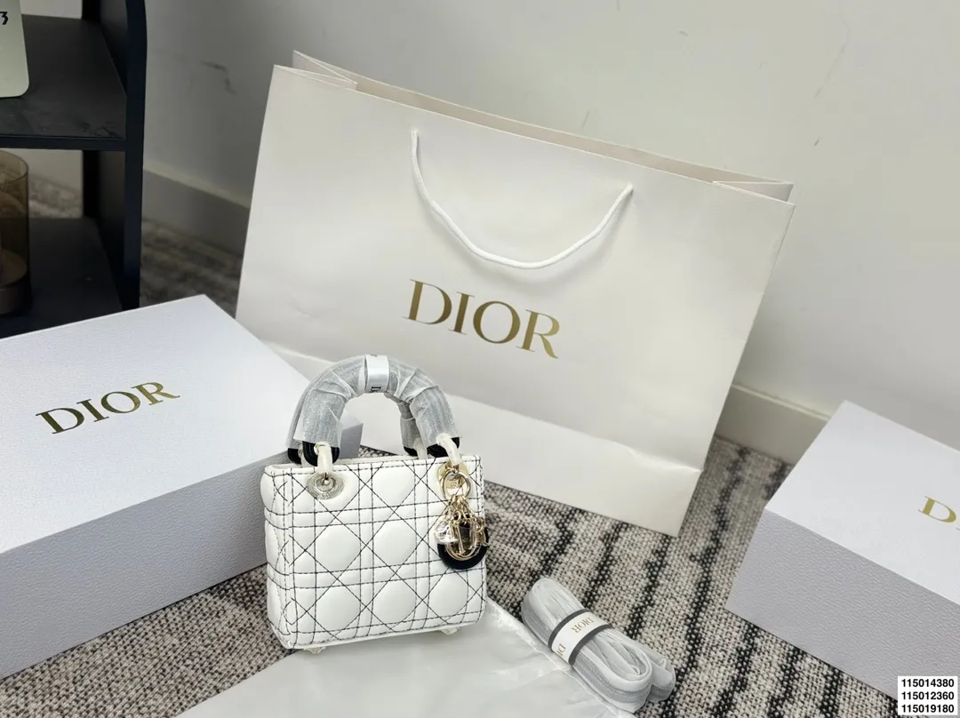 p150p150p130配折叠盒 迪奥戴妃包 Dior戴妃包太好看了吧！ 优雅指数拉满 搭配简洁风格的衣服整个人气质就上来了 而且容量完全可以满足日常要求 日常聚会逛街都很方便~ 尺寸20.17/18.15/15.12