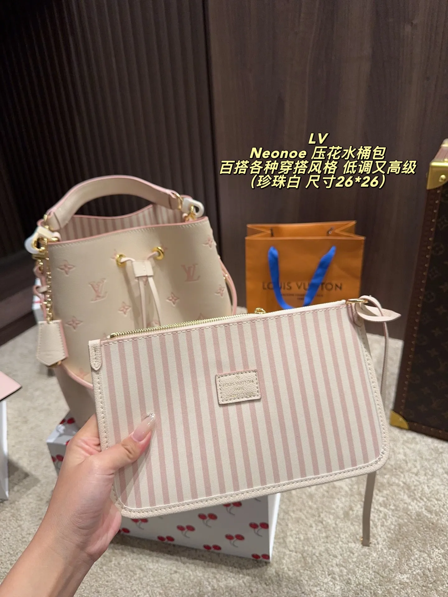 P210配折叠盒⚠️尺寸26*26 LV Neonoe 压花水桶包 采用Monogram Empreinte牛皮，柔软耐磨，经典老花图案＋黑色配色，低调又高级。容量适中，通勤休闲都OK。可拆卸子母包设计，灵活收纳，肩带可调节，支持手提、肩背、斜挎多种背法，实用又时髦！黑色越看越耐看，百搭各种穿搭风格