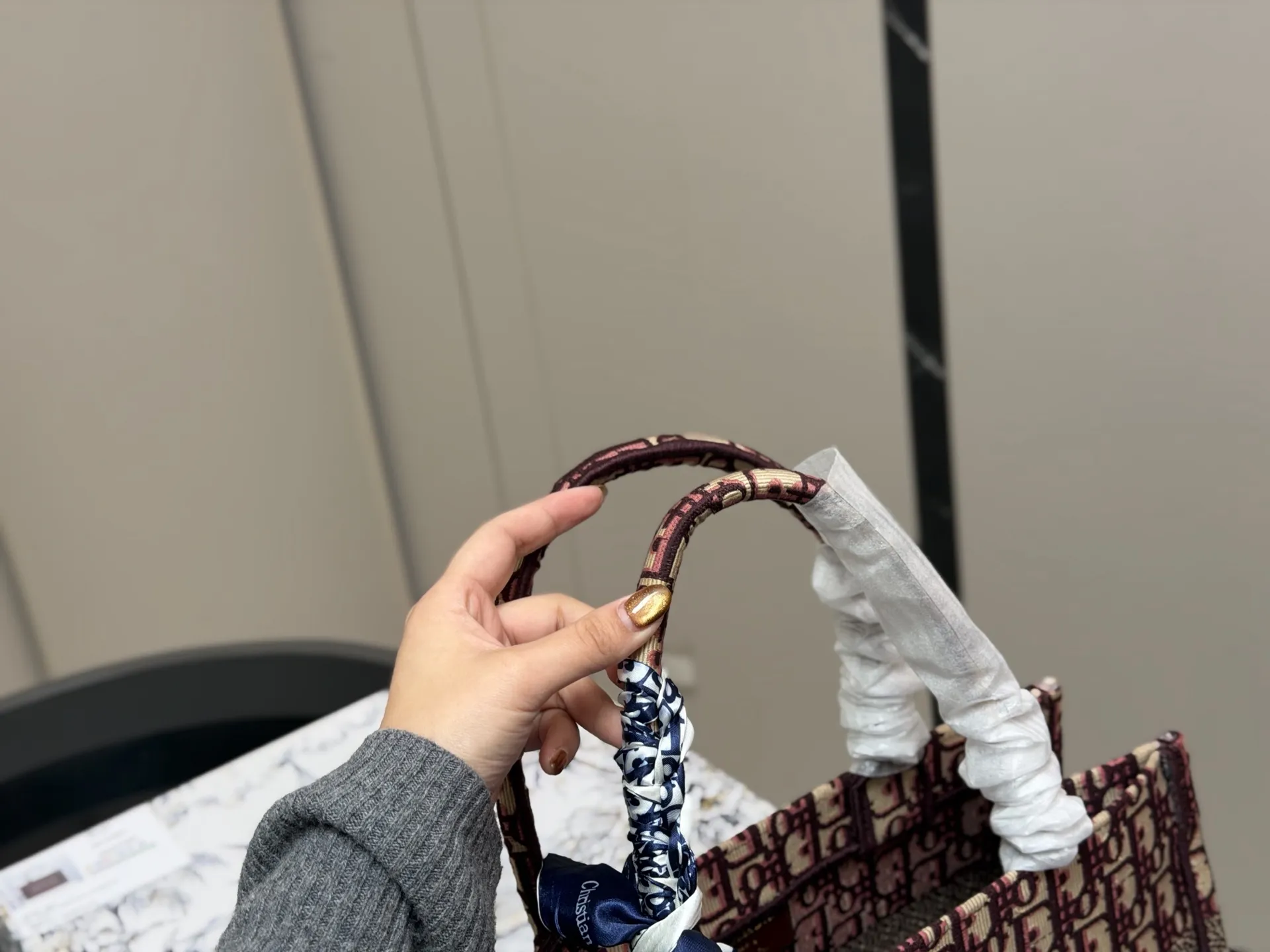 ¥180 配盒丝巾 Dior 原版布提花 Dior book tote今年最喜欢的一款购物袋 tote我用的次数最多的包 迪奥因为容量超级大 不管什么东西都向里面放 当然凹造型也是必须有 尺寸:中号36cm