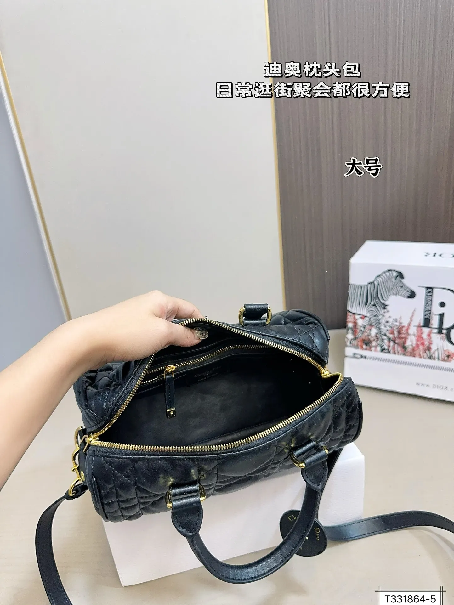 💰180/175 全套包装 迪奥枕头 时尚达人的心头好枕头包大家都知道 能装,耐造~ 最近最火热度最高的一定是dior groove当之无愧了吧! 推荐五颗日常出门容量绰绰有余! 尺寸:25 20/20 15