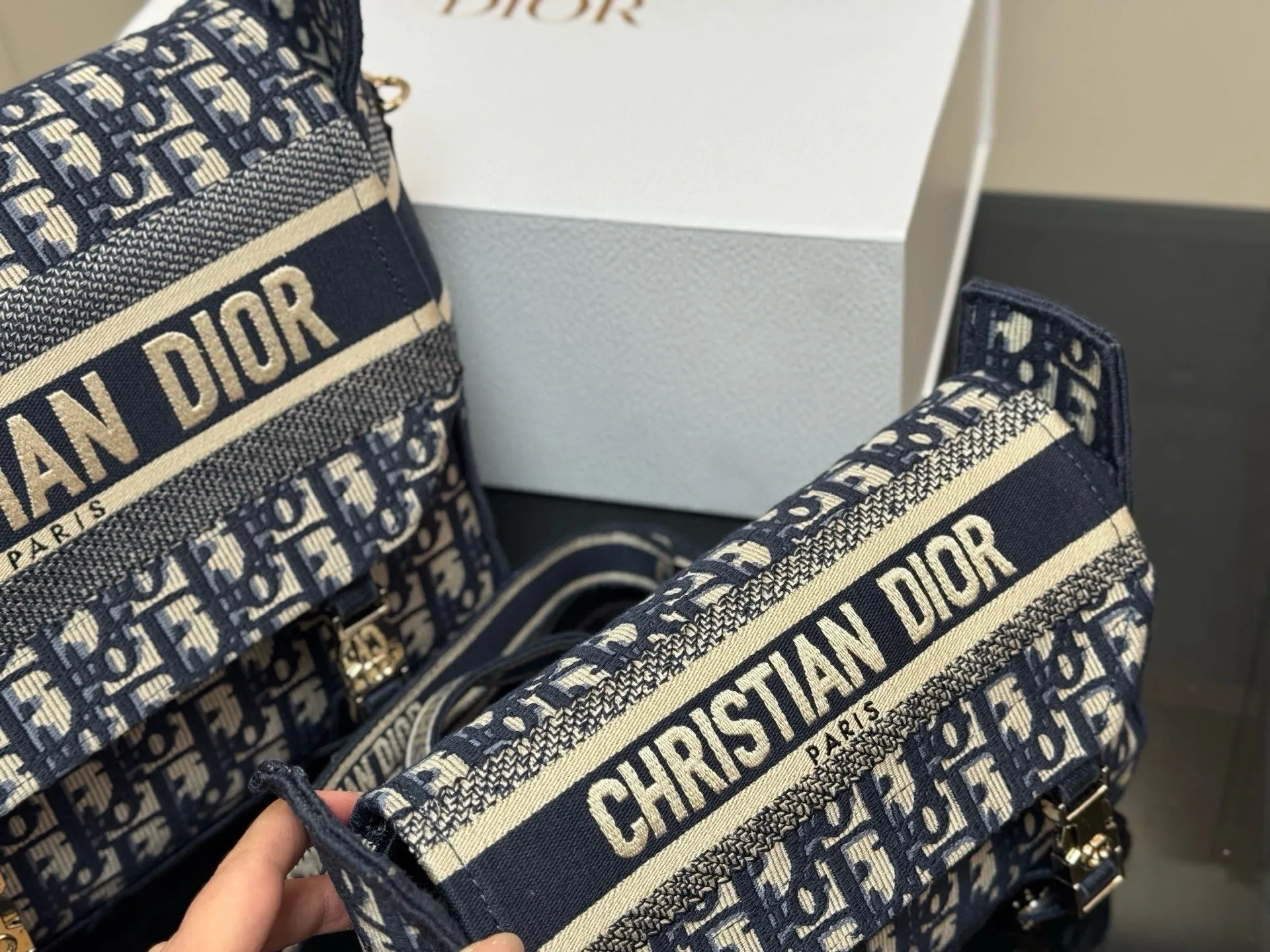 &yen;235 &yen;275 配盒（升级版） size：23*16cm（小） 29*27cm（大） 迪奥 camp小号邮差 真的太好看了！ 自重很轻！超级好看！ 男女均🉑️！ 搜索🔍Dior（迪奥）邮差包