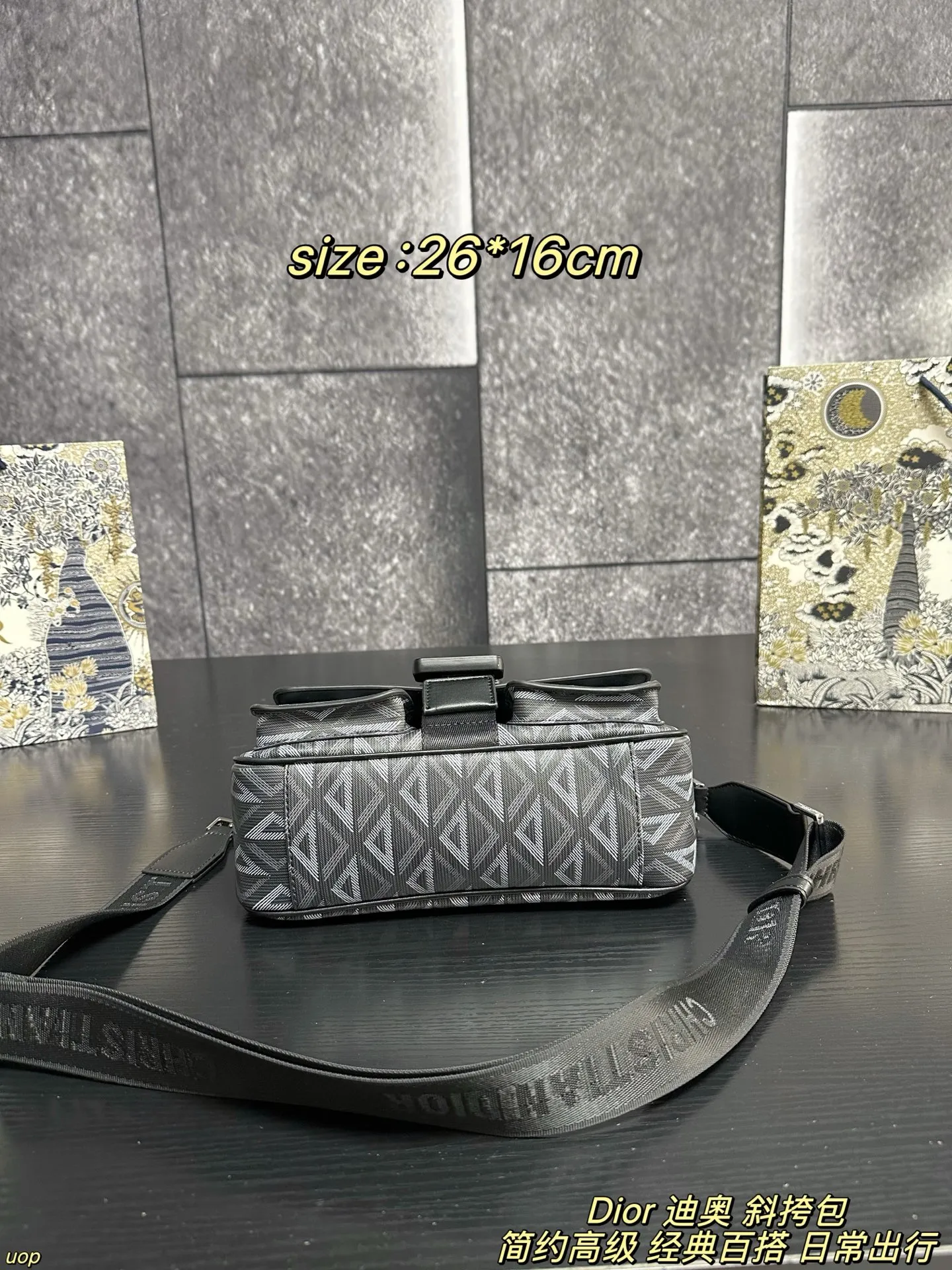 P165配盒 Dior 迪奥 斜挎包 这款 Dio*r Hit the Road 手袋搭配肩带，是本季新品，将现代风格与 Dio*r 的高订精神融为一体。采用黑色 CD Diamond 图案帆布和光滑牛皮革精心制作，翻盖搭配 Christian Dior 铝扣，宽敞的主隔层和正面双口袋设计，可轻松收纳各种日常用品。款式实用，搭配可调节、可拆卸的肩带，可为各式休闲装扮增添点睛之笔 尺寸：26*16cm