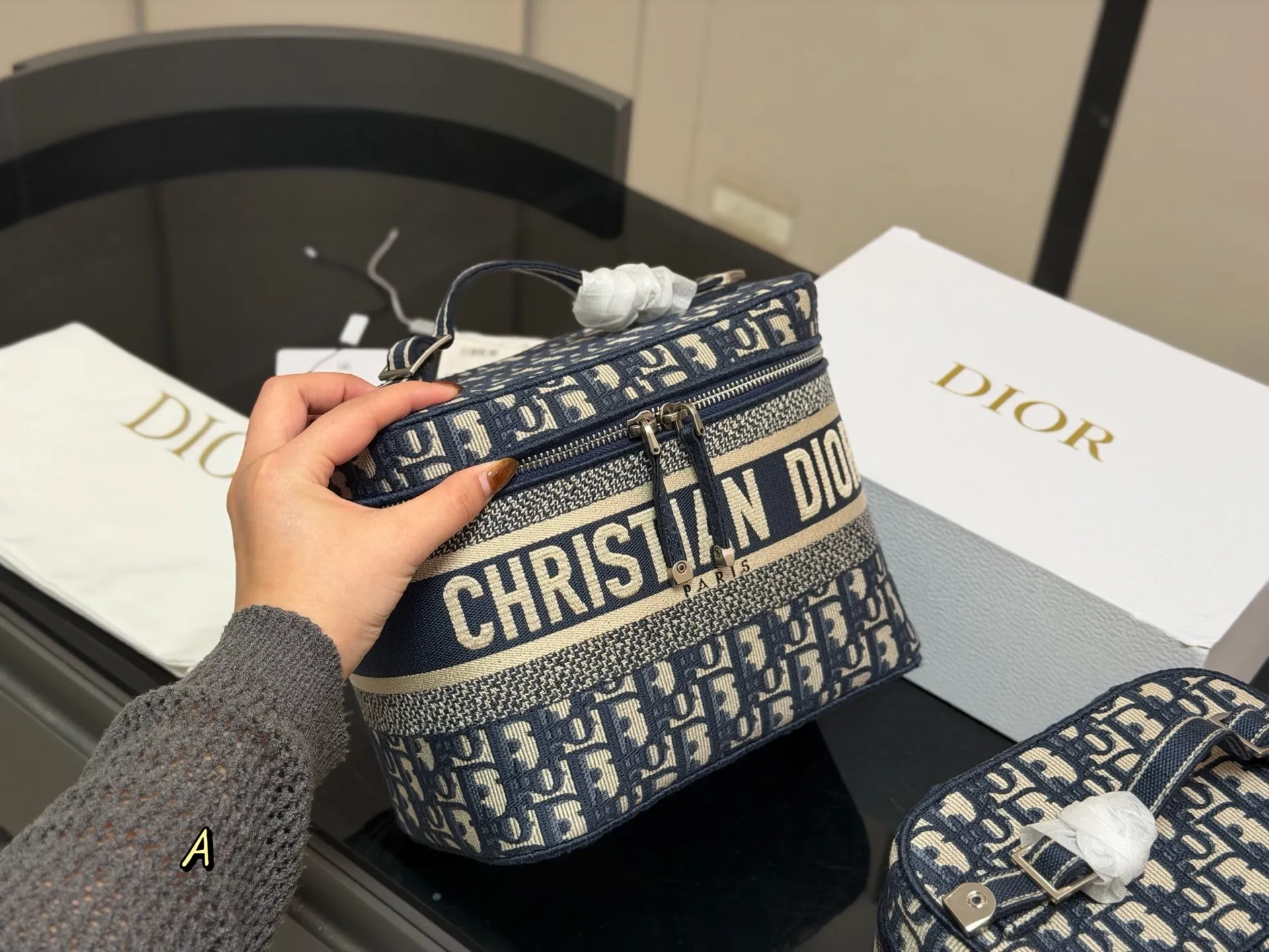 大号¥220 小号¥230 配折叠盒 size:24*18cm 19*15cm 迪奥 刺绣化妆包 原单 第一眼就沦陷,小号配长肩带 圆圆的包身太讨喜