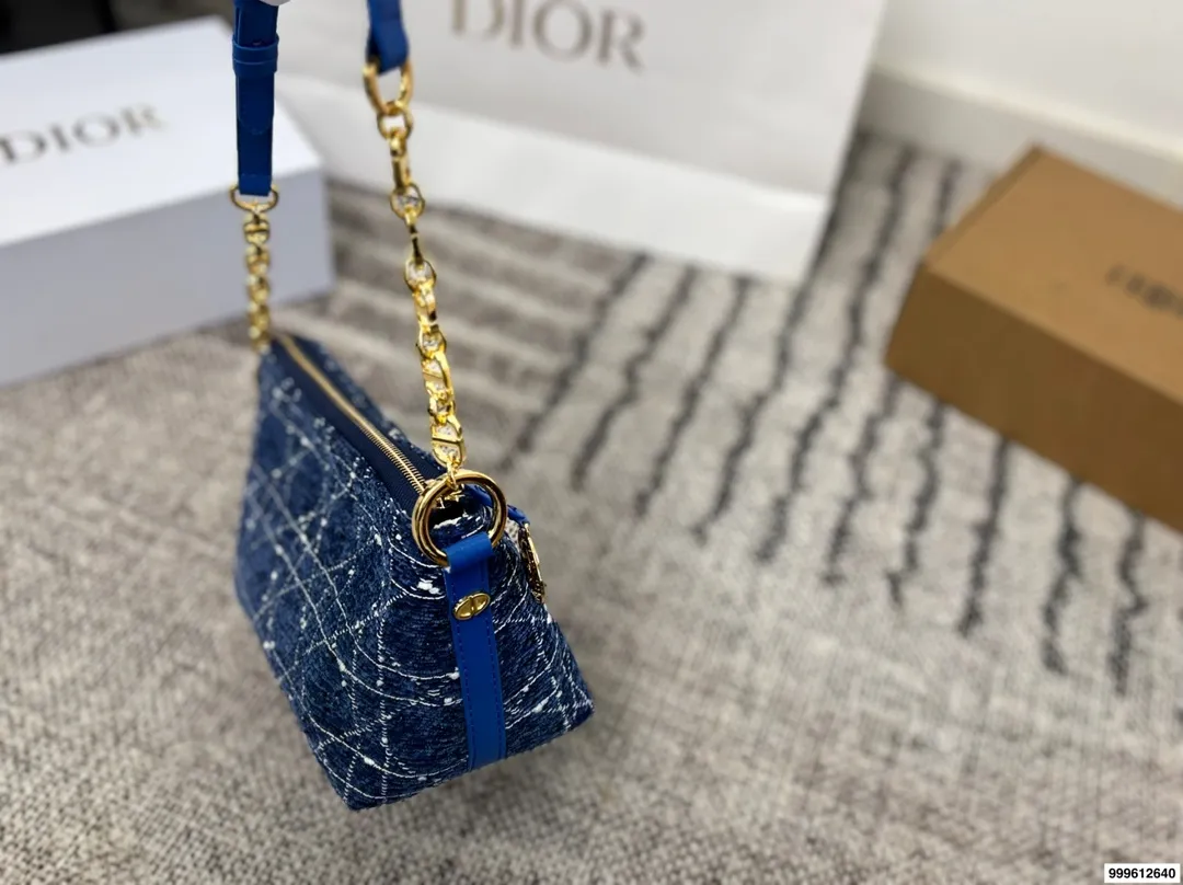 P180 礼盒🎁 size: 22.14 迪奥 Dior star Hobo 饭盒包 轻松演绎复古时髦 包型挺阔，简约而不简单不需要过多的装饰，日常搭配西装和T恤，就能将高级感体现的淋漓尽致！