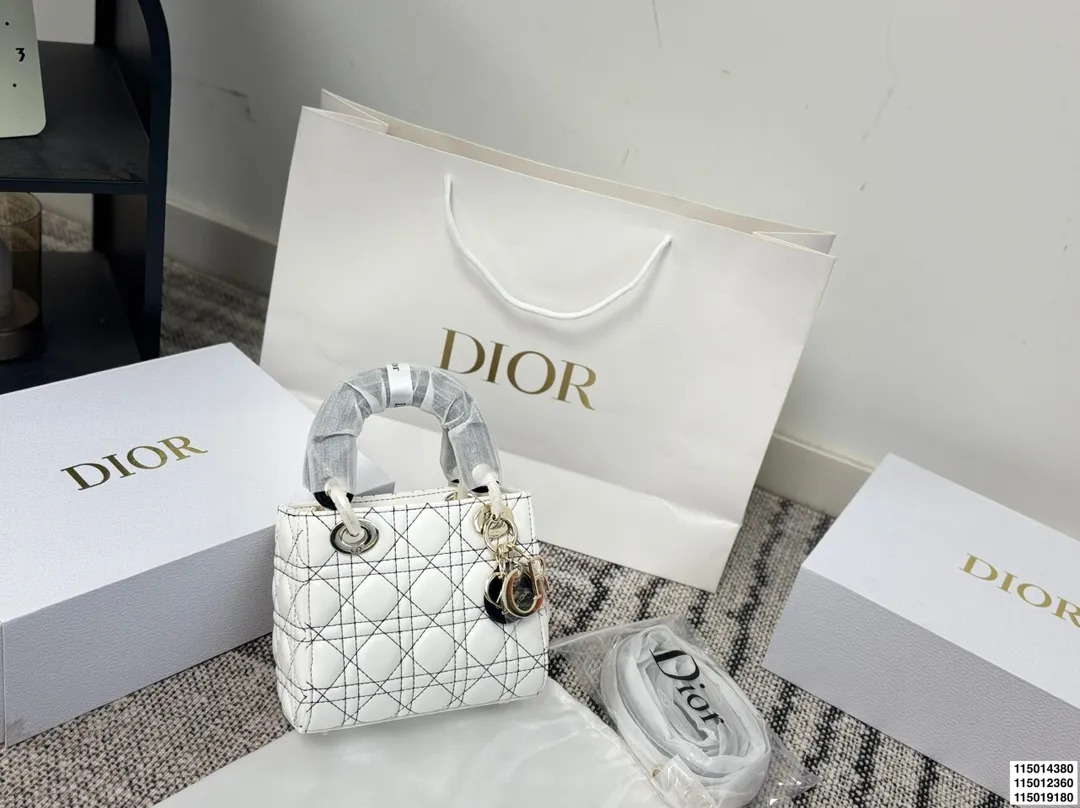 p150p150p130配折叠盒 迪奥戴妃包 Dior戴妃包太好看了吧！ 优雅指数拉满 搭配简洁风格的衣服整个人气质就上来了 而且容量完全可以满足日常要求 日常聚会逛街都很方便~ 尺寸20.17/18.15/15.12