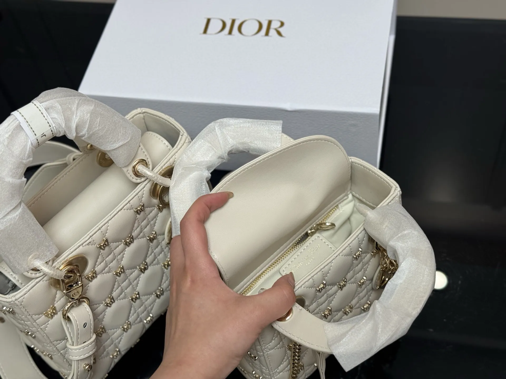 &yen;250 &yen;260 配折叠盒 尺寸：17cm 20cm 高品版.升级顶级原单出货 ✅ 迪奥 戴妃蝴蝶羊皮款 搭配最新的肩带 更加加分！ ⚠⚠小牛皮材质！