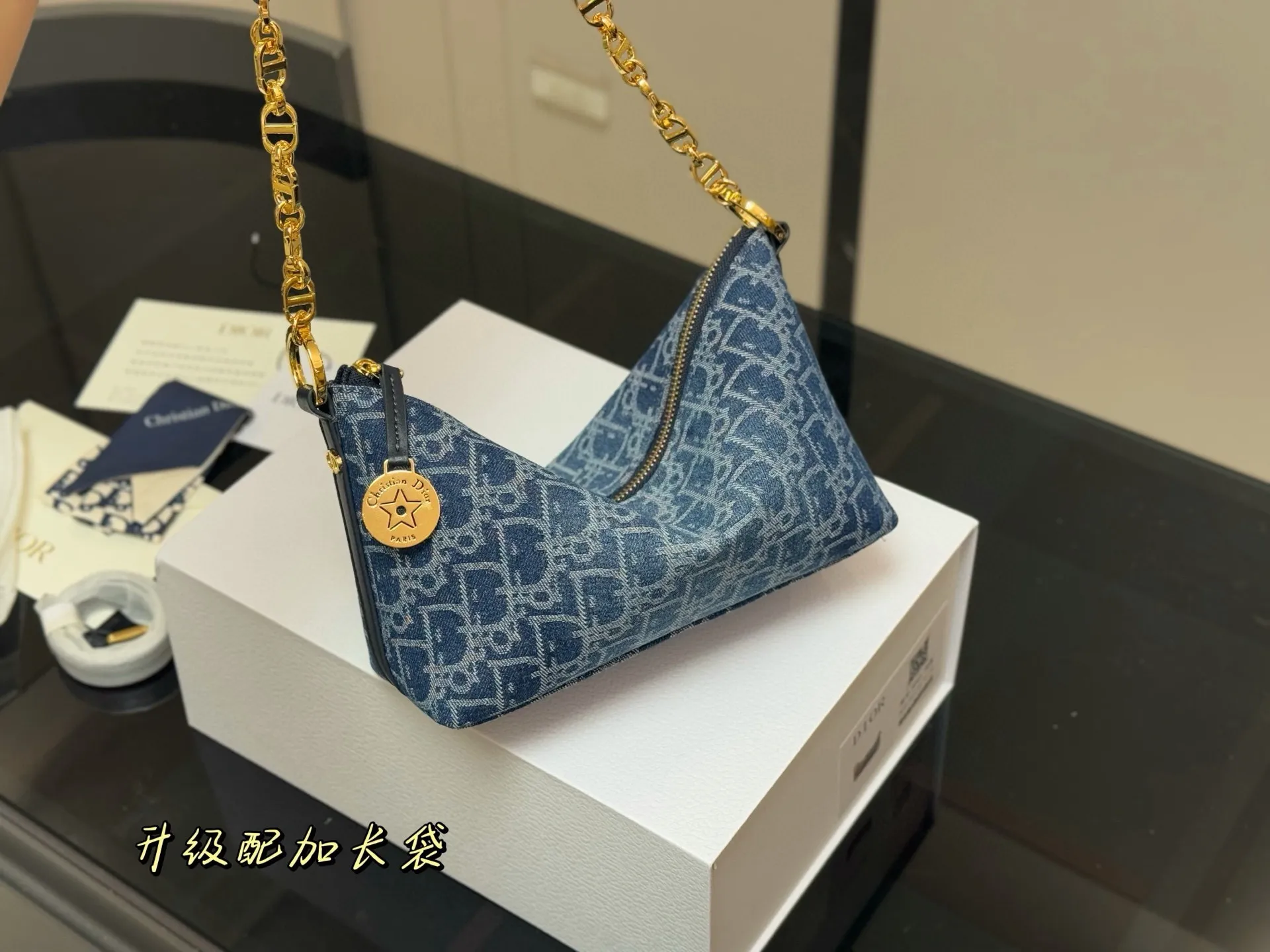 &yen;195 配折叠盒 迪奥DIOR 便当包 ✅迪奥顶级原单 经典又高级 尺寸:22.14cm 很有质感 可盐可甜 上身绝美 无可比拟 是每个追求漂亮的女孩必入单品