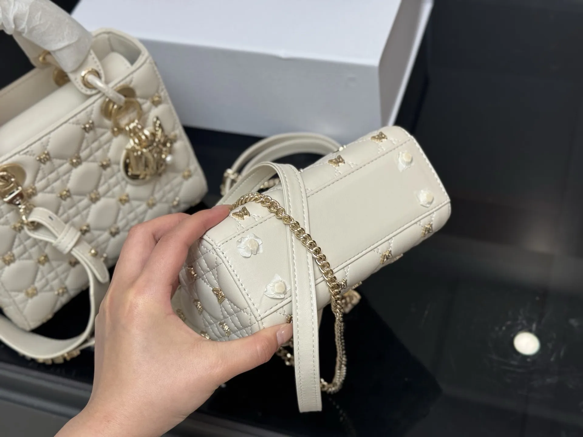 ¥250 ¥260 配折叠盒 尺寸:17cm 20cm 高品版.升级顶级原单出货 ✅ 迪奥 戴妃蝴蝶羊皮款 搭配最新的肩带 更加加分! ⚠⚠小牛皮材质!