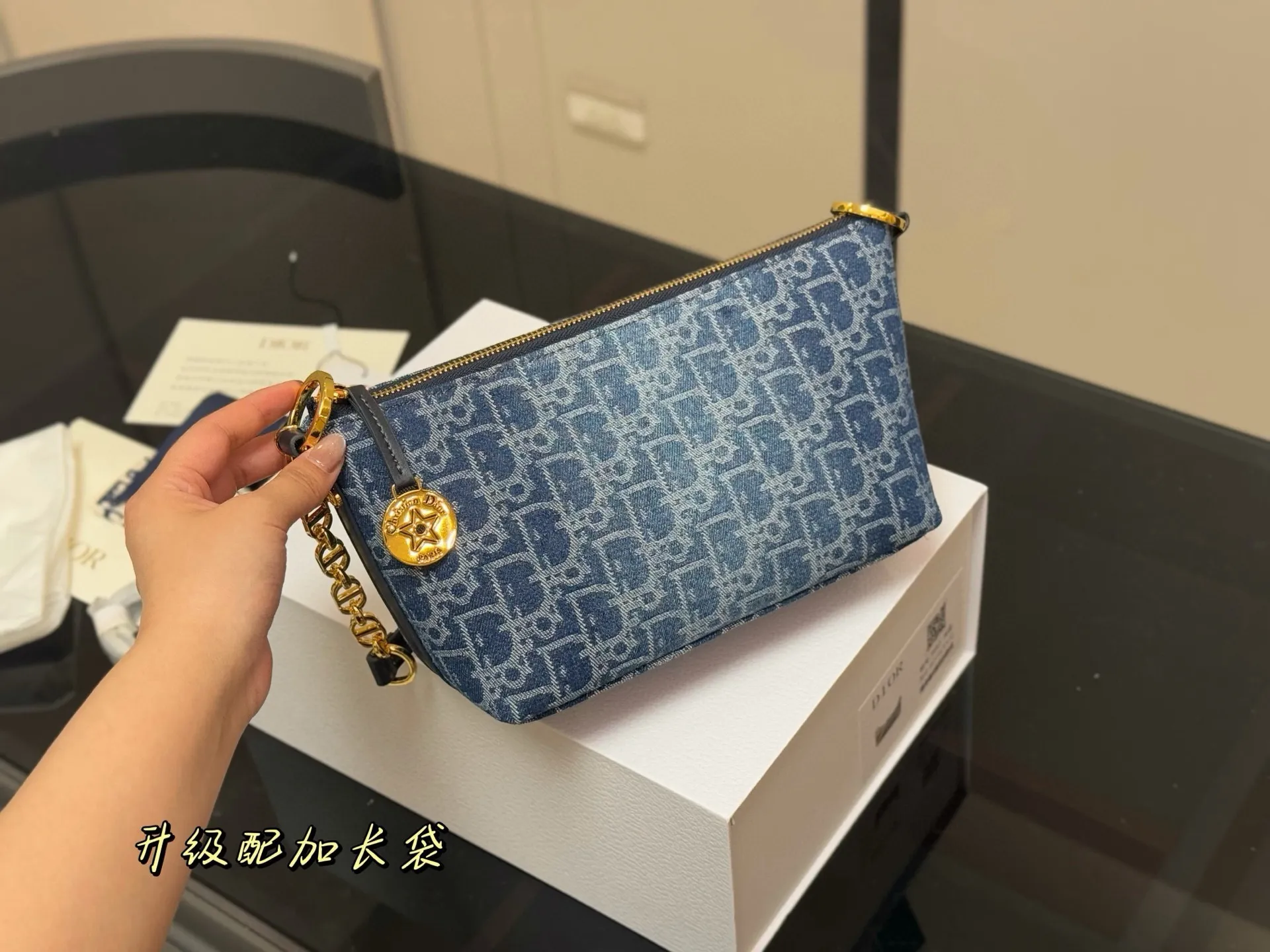 ¥195 配折叠盒 迪奥DIOR 便当包 ✅迪奥顶级原单 经典又高级 尺寸:22.14cm 很有质感 可盐可甜 上身绝美 无可比拟 是每个追求漂亮的女孩必入单品