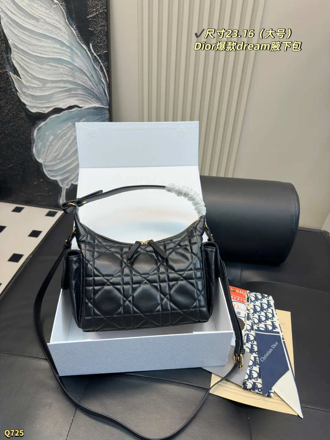 💰145小号尺寸16.13 💰150大号尺寸23.16 迪奥Dior D−Dream秋冬系列腋下包 D-Dream 秋冬系列,一上线就被美到啦~ 简洁的包形,复古又高级,侧面两个口袋的设计,休闲现代之余又增加了更多实用性,标志性的大菱格,时尚感十足,手提斜挎都可以,自用轻便又方便携带