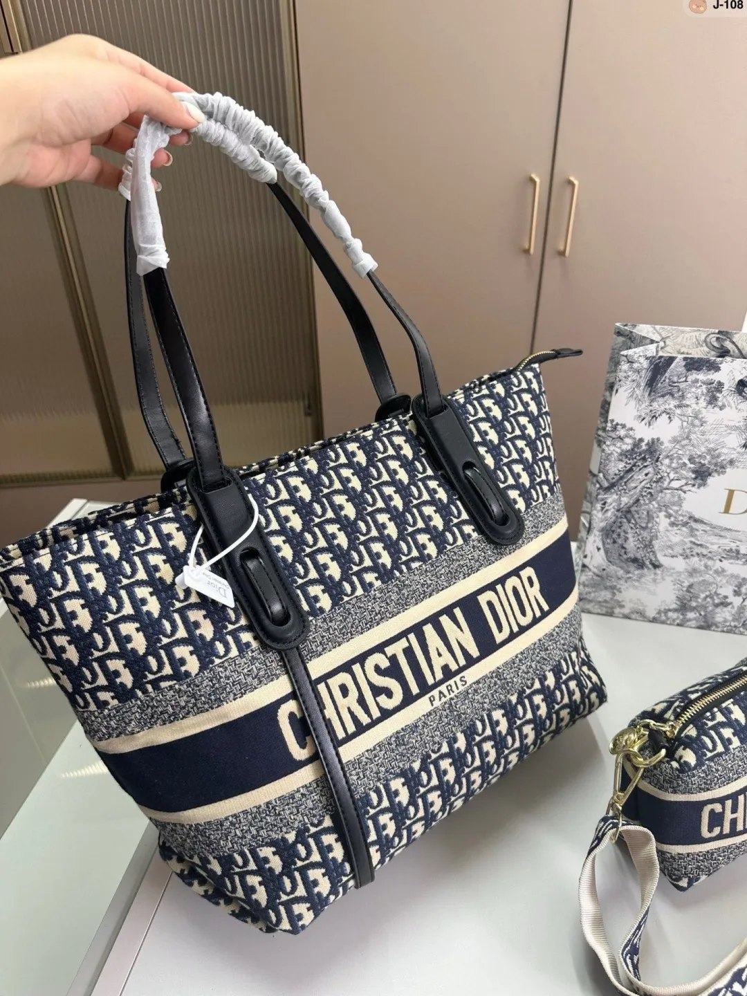 💰p135 J-108尺寸 36&times;28 Fendi 芬迪 购物袋🛍️ 中古包版型 百看不厌的 最大特点容量大！ 什么风格都能hold得住 凹造型也是妥妥
