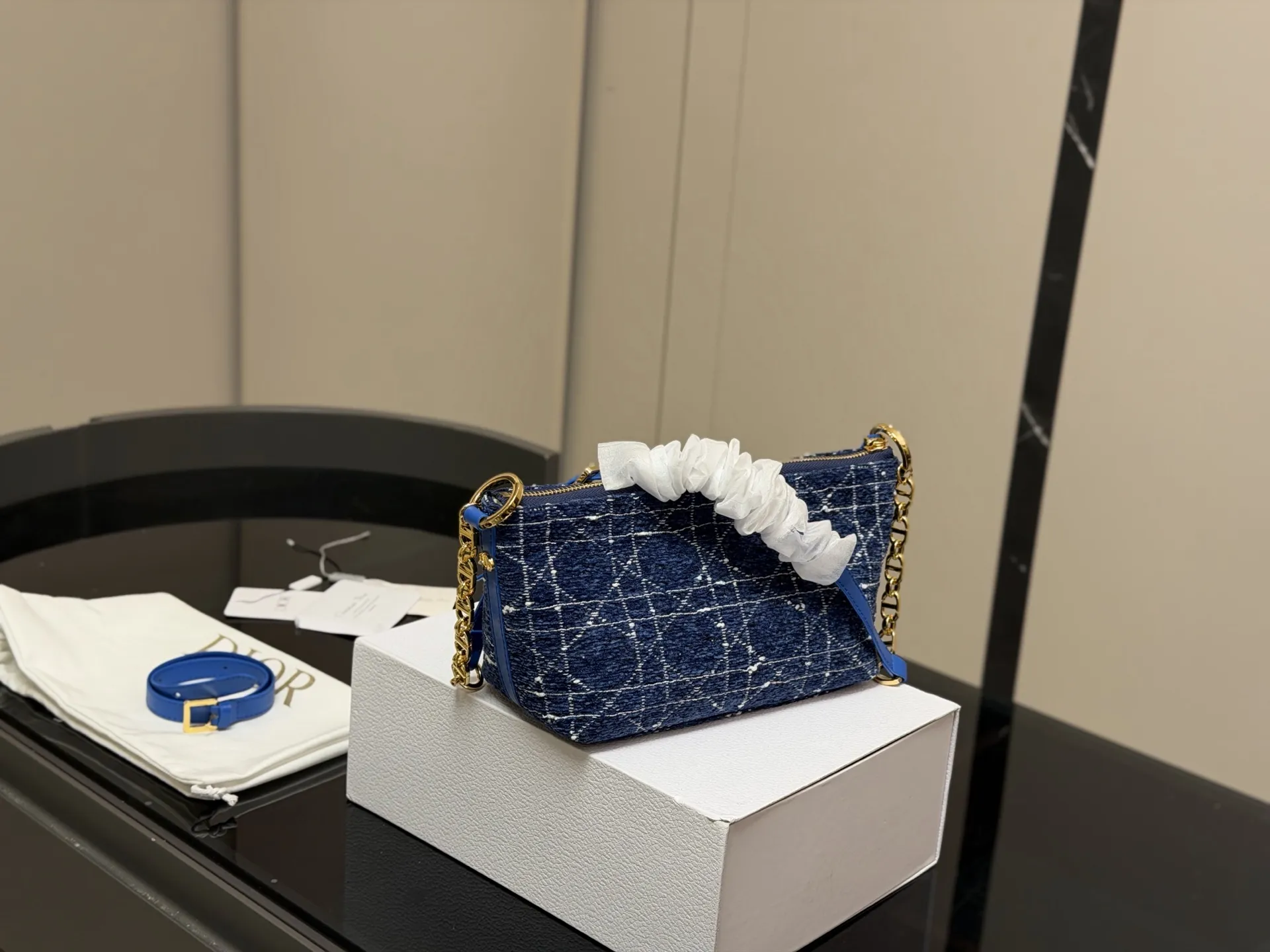 ¥180 配折叠盒飞机盒 size:22底宽*15cm 迪奥Nomad新品饭盒包 背出去被夸爆的hobo饭盒包!! 可以实现一包多用啦! 赠送加长肩带! 🉑腋下🉑斜挎