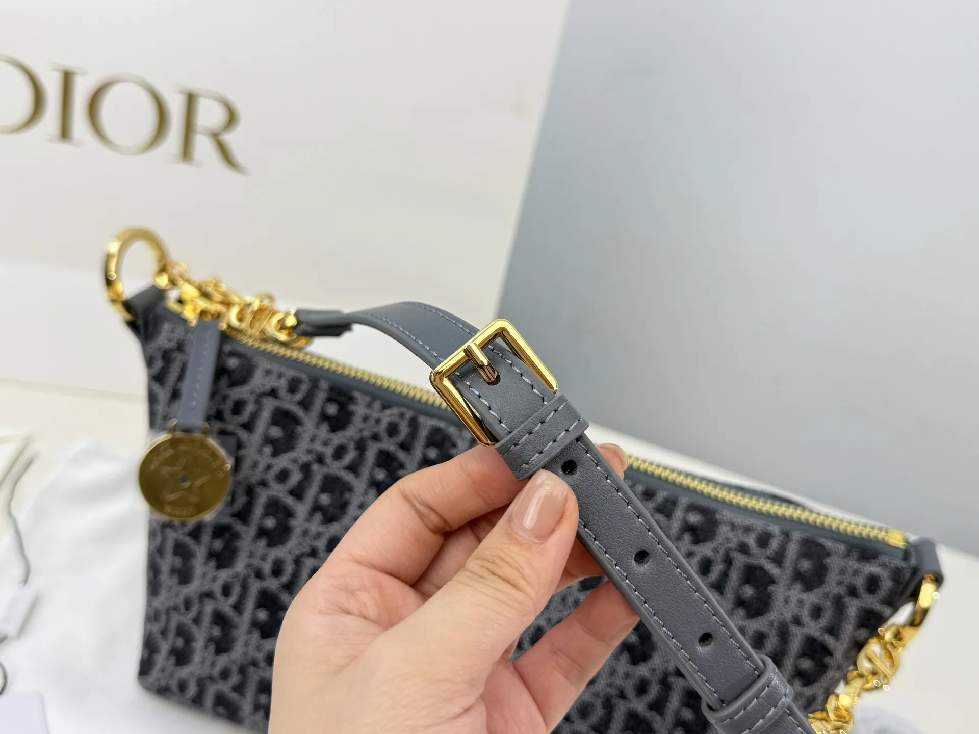 （折叠盒⚠️）p195 迪奥Dior 牛仔链条饭盒（自带延长带） 这款 Diorstar Hobo 链条手袋造型时尚，设计实用。采用蓝色 Denim Dior Oblique 提花面料精心制作，以不规则的石洗效果焕新演绎 Dior 的经典图案，彰显现代魅力，柔软版型搭配宽敞隔层。拉链开合，搭配镌刻以 Christian Dior Paris 标志和 Dior 经典星星标识的圆形饰牌，侧面饰以精致的 CD 铆钉，更显格调。内部带有绒面牛皮革里料，配有卡槽。搭配可调节的 CD 链条肩带，并带有皮革带，提升肩背时的舒适度。 size：22.16cm