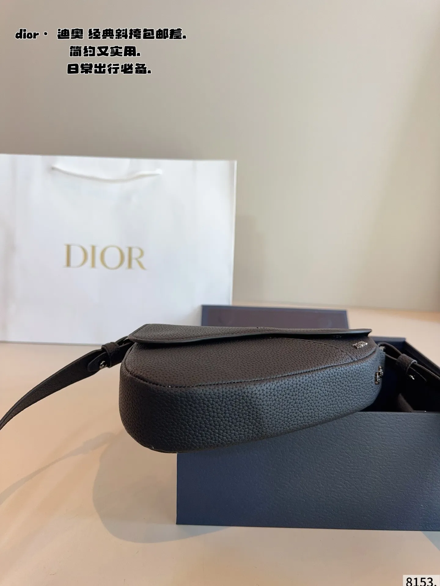 p180配礼盒🎁 Dior/迪奥 新款 男包系列的相机包实在帅la~ 简单有质感的设计对于日常即使不爱穿搭的男生都很友好 基础款搭配起来也能提升整体时髦度实用又很高级 尺寸 ：18*4*15cm