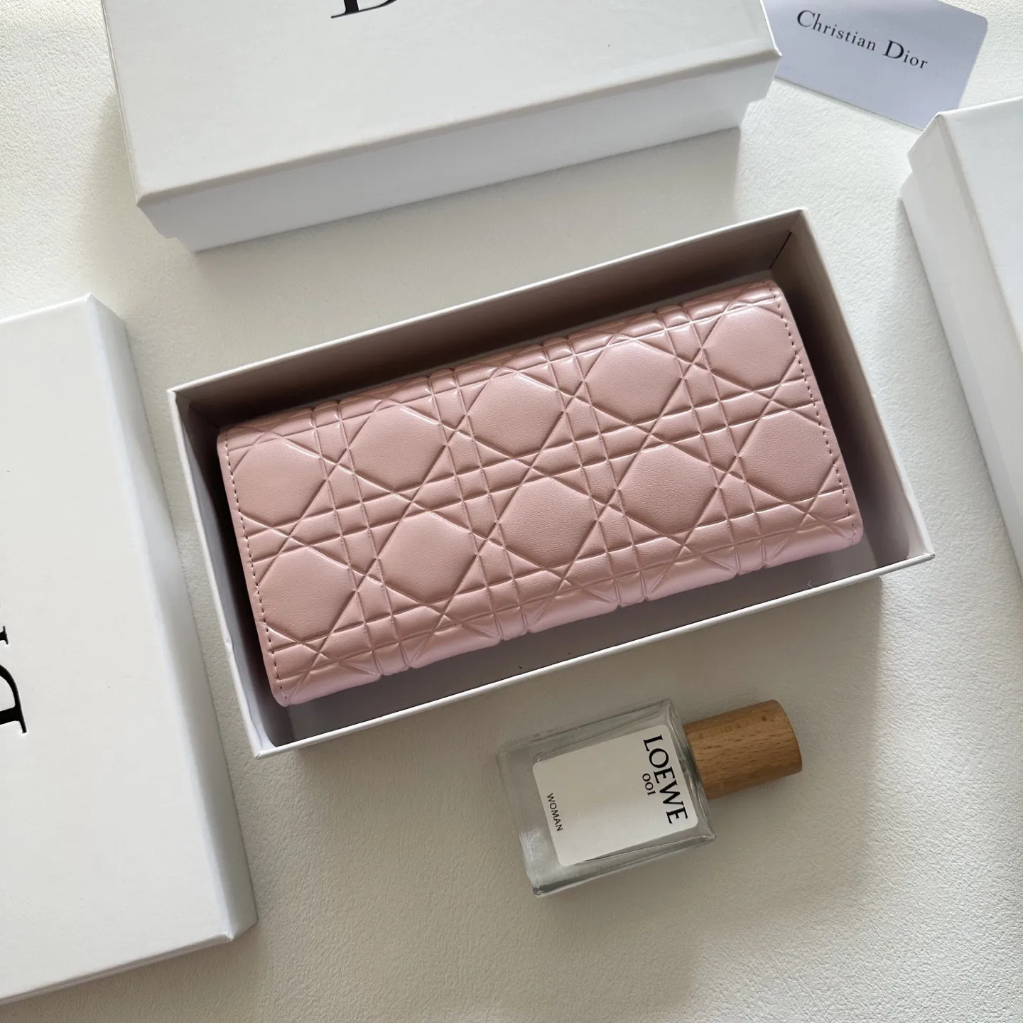 P95🎀🎀颜色 黑 粉 红 土黄🎀尺寸 19x10🎀迪奥👏时尚钱包 🎃🎃头层牛皮🐂安全锁扣 内阁超丰富👍女士专属🔥现货