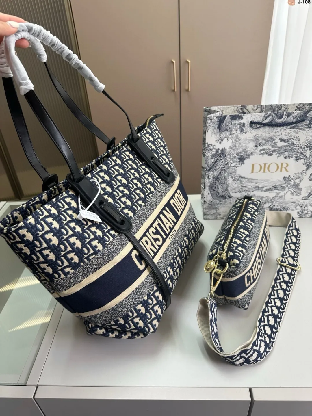 💰p135 J-108尺寸 36×28 Fendi 芬迪 购物袋🛍️ 中古包版型 百看不厌的 最大特点容量大! 什么风格都能hold得住 凹造型也是妥妥