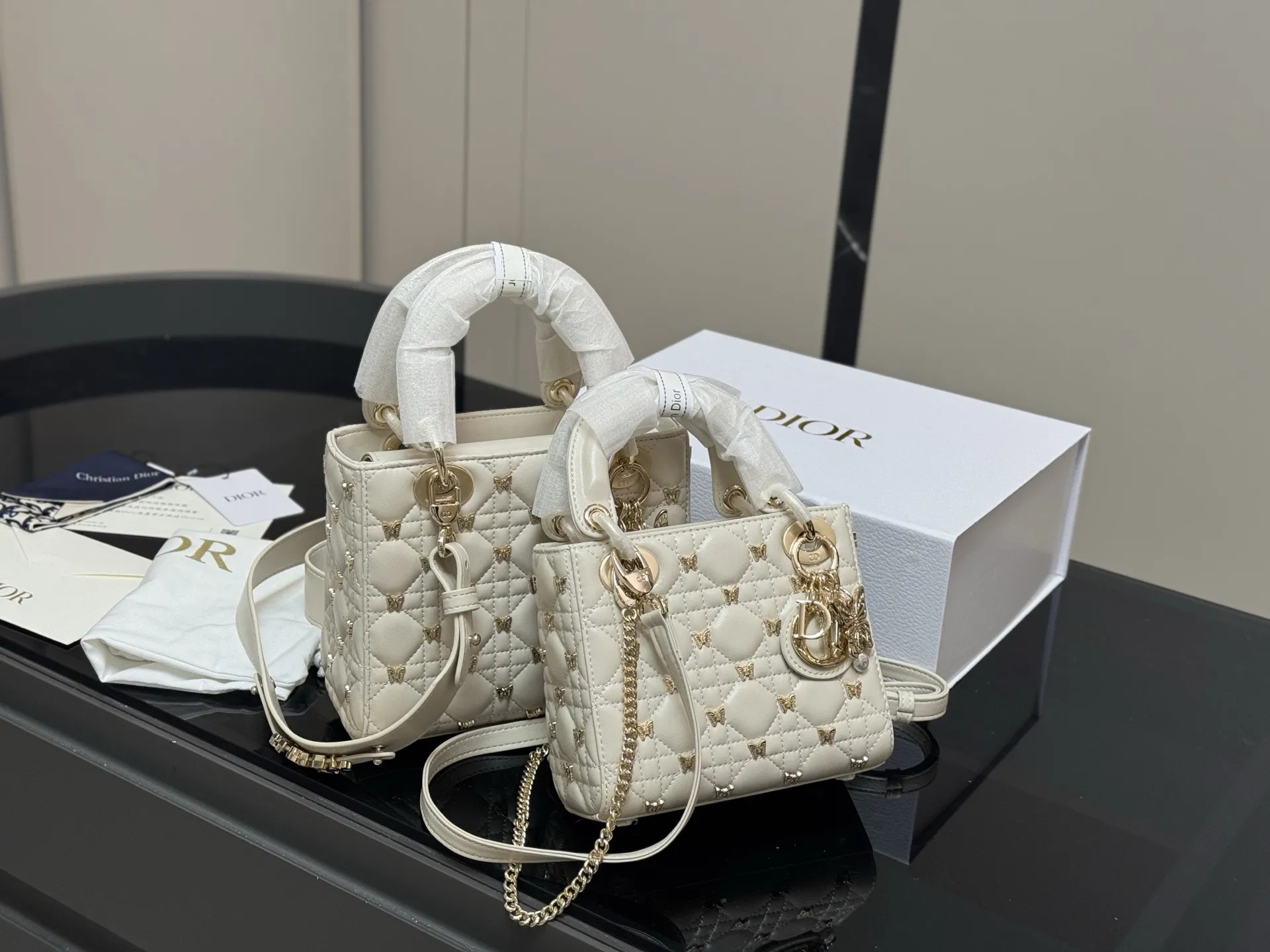 &yen;250 &yen;260 配折叠盒 尺寸：17cm 20cm 高品版.升级顶级原单出货 ✅ 迪奥 戴妃蝴蝶羊皮款 搭配最新的肩带 更加加分！ ⚠⚠小牛皮材质！