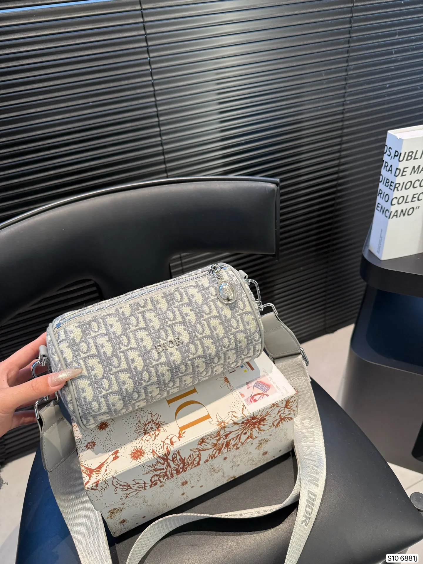 P100 配盒子 迪奥枕头包出货了💓超级百搭的胸包，肩背斜挎超级实用，系运动与时装皆可 超大容量 尺寸 ：20 12 货号6881