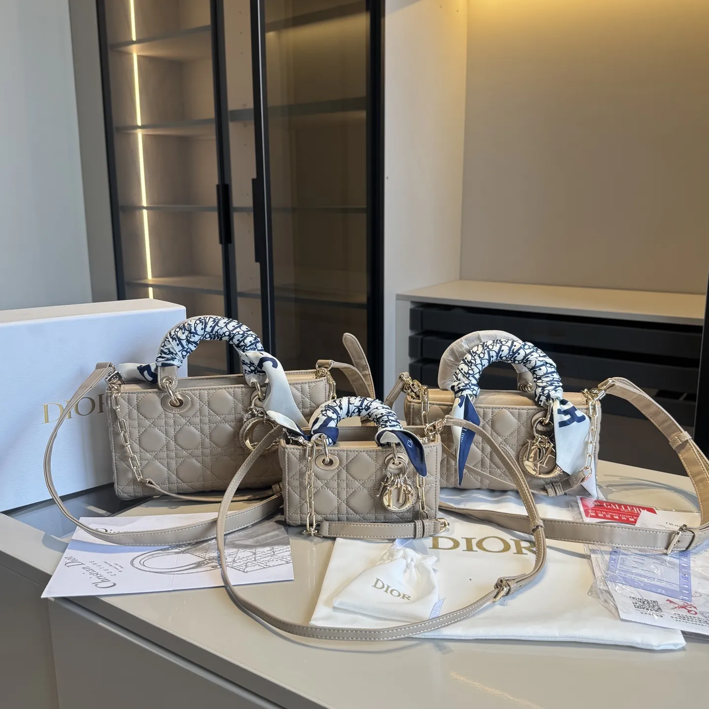 🅿️205~🅿️225~🅿️235✅新品推荐🔜 顶级货🔥赠送原版星星挂件🌟赠送原版丝巾‼️DIOR迪奥专柜同款小羊皮菱格💎横版戴妃包👍配长短两条肩带👍Lady Dior彰显品味!走到哪都是回头率👍采用顶级复刻原版五金!品质堪比正品!🎁原版折叠礼盒包装(size:迷你16.5*10 小号22*11 大号26*13)