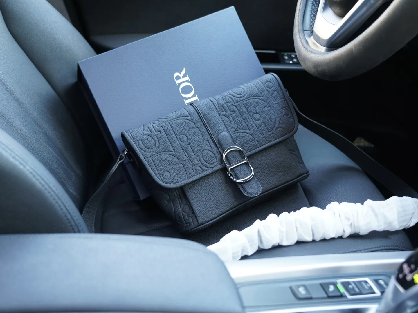 P230🇫🇷 Dior 迪奥 官网同步 高版本 斜挎单肩背包 永恒不过时的标志性产品 纯原单牛皮 顶级五金制作 非市面普通版本 今年最爱的款式 全部实拍 实用性非常高 完全不用担心穿搭 配全套包装折叠盒 【规格:25x20x8】