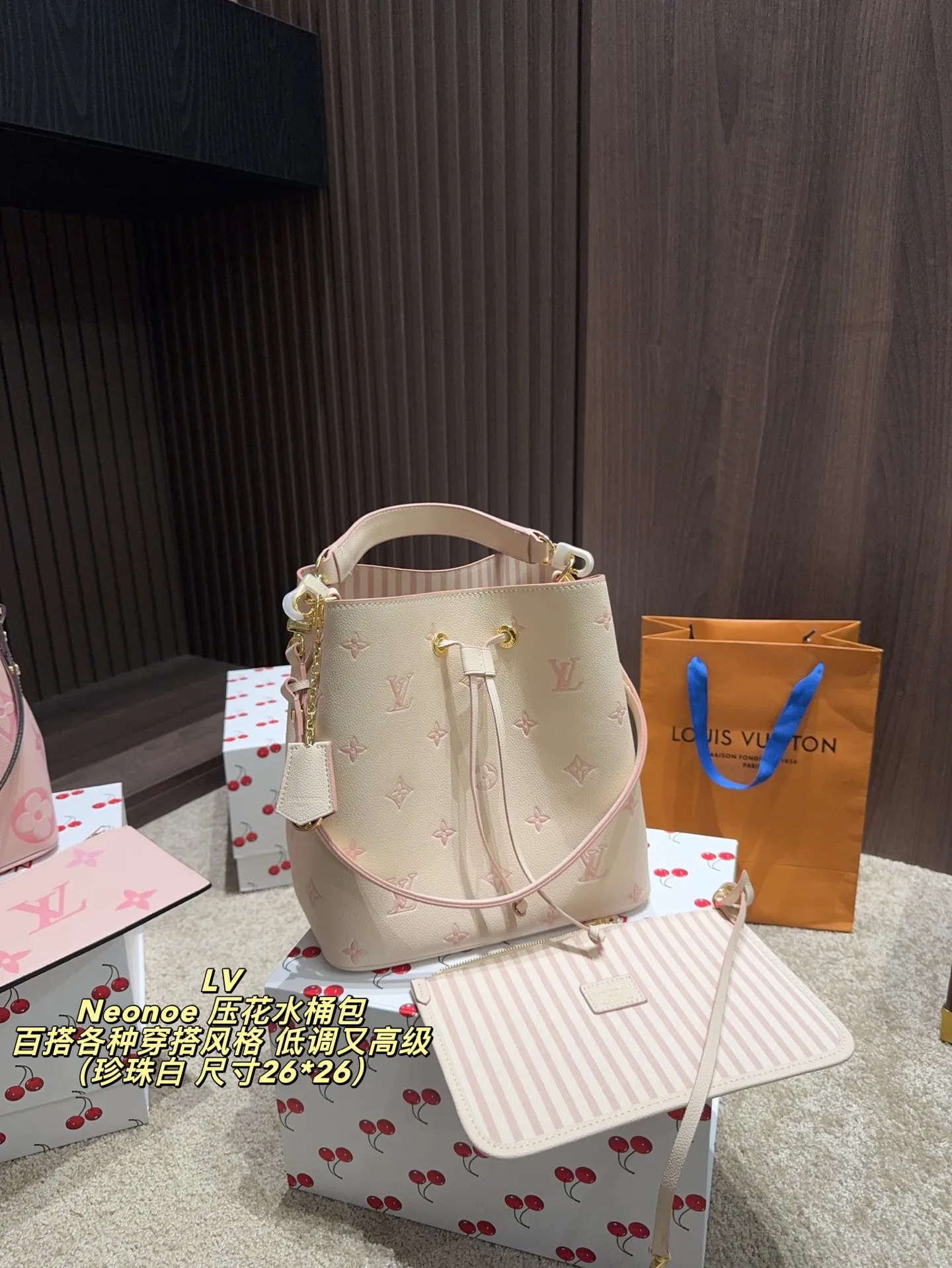 P210配折叠盒⚠️尺寸26*26 LV Neonoe 压花水桶包 采用Monogram Empreinte牛皮，柔软耐磨，经典老花图案＋黑色配色，低调又高级。容量适中，通勤休闲都OK。可拆卸子母包设计，灵活收纳，肩带可调节，支持手提、肩背、斜挎多种背法，实用又时髦！黑色越看越耐看，百搭各种穿搭风格