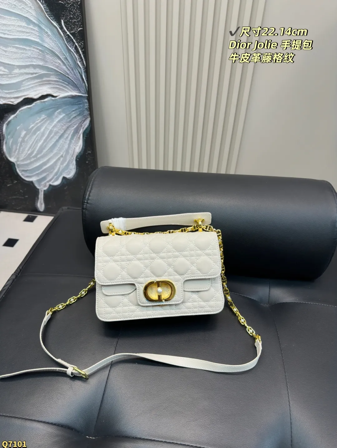 💰155配折叠盒 尺寸22.14cm 迪奥Dior Jolie 手提包是2025春夏成衣系列新品,兼具优雅气质与实用功能。采用黑色牛皮革精心制作,饰以藤格纹缉面线,双重翻盖饰以 CD 标志提升格调,点缀以白色树脂珠饰,三隔层和拉链口袋可收纳各种日常用品,可与日常或晚装造型搭配。小号款式,搭配可拆卸手柄与可拆卸链条肩带,肩带由皮革带和 CD 标志链环组成,饰以白色树脂珠饰,可舒适手提、肩背或斜挎。